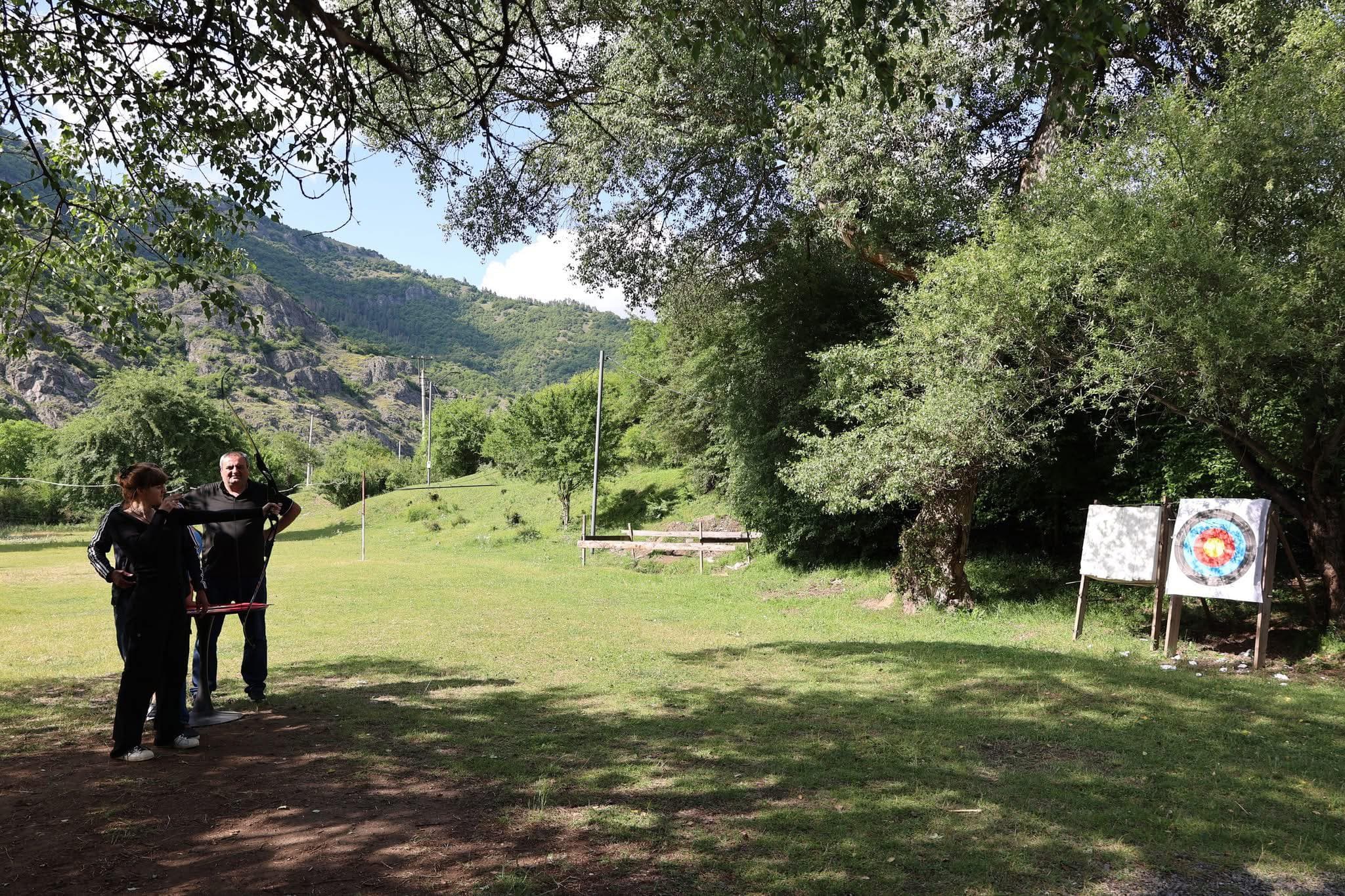 <p style="text-align: justify">ბორჯომის მუნიციპალიტეტის ორგანიზებით ახალგაზრდული ბანაკი ოფიციალურად გაიხსნა.</p><p style="text-align: justify">16-დან 20 წლამდე ახალგაზრდებმა ბანაკის გახსნის დღეს მონაწილეობა მიიღეს სხვადასხვა სპორტულ აქტივობაში - ფრენბურთი, ზიპლაინი, მშვილდ-ისრით სროლა, კედელზე ცოცვა, ჯომარდობა.</p><p style="text-align: justify">მუნიციპალიტეტის მერიის ინფორმაციით, ბანაკის გახსნის ღონისძიებას ბორჯომის მუნიციპალიტეტის საკრებულოს ფრაქცია „ქართული ოცნება - დემოკრატიული საქართველოს“ თავმჯდომარე ლევან თედიაშვილი და ახალგაზრდობასთან ურთიერთობის სპეციალისტი ლანა გიორგიძე დაესწრნენ. მათ ჯანსაღი ცხოვრების წესის მნიშვნელობაზე ისაუბრეს და ახალგაზრდებს წარმატებები უსურვეს.</p><p style="text-align: justify">ბანაკის მონაწილეები დალოცა დეკანოზმა იოანემ (ხეცურიანი).</p><p style="text-align: justify">ახალგაზრდული ბანაკი 21 ივნისს დაიხურება.</p>