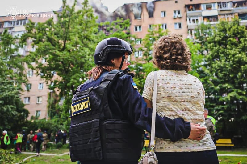 <p style="text-align: justify">7 ივნისის ღამეს რუსმა ოკუპანტებმა ხარკოვზე მთელი სრულმასშტაბიანი ომის განმავლობაში ყველაზე ძლიერი თავდასხმა განახორციელეს. დაბომბვამ ხანძარი გამოიწვია, არის მსხვერპლი და ნგრევა.</p><p style="text-align: justify">"წინასწარი მონაცემებით, ხარკოვის ტერორისტული დაბომბვის შედეგად, ამ წუთის მონაცემებით, ზიანი მიადგა 18 საცხოვრებელ კორპუსს (სამი მათგანის კონსტრუქცია დაზიანდა) და 13 კერძო სახლი“, - წერს ქალაქის მერი იგორ ტერეხოვი.</p><p style="text-align: justify">ხარკოვის რეგიონული სამხედრო ადმინისტრაციის ხელმძღვანელის ოლეგ სინეგუბოვის ინფორმაციით, სამოქალაქო საწარმოს ტერიტორიაზე 40 უპილოტო საფრენი აპარატის, 4 KAB-ის და 1 რაკეტის დაცემის შედეგად, 10,000 კვადრატული მეტრის ფართობზე ხანძარი გაჩნდა.</p><p style="text-align: justify">"დარტყმები ოთხი სახელოსნოს შენობაზე დაფიქსირდა. შესაძლოა, ნანგრევების ქვეშ ადამიანები იყვნენ“, - წერს სინეგუბოვი.</p><p style="text-align: justify">წინასწარი მონაცემებით, რუსების თავდასხმის შედეგად სამი ადამიანი დაიღუპა, 17 დაშავდა, მათ შორის ორი ბავშვი - 14 წლის გოგონა და 1,5 თვის ჩვილი.</p><p>&nbsp;</p>