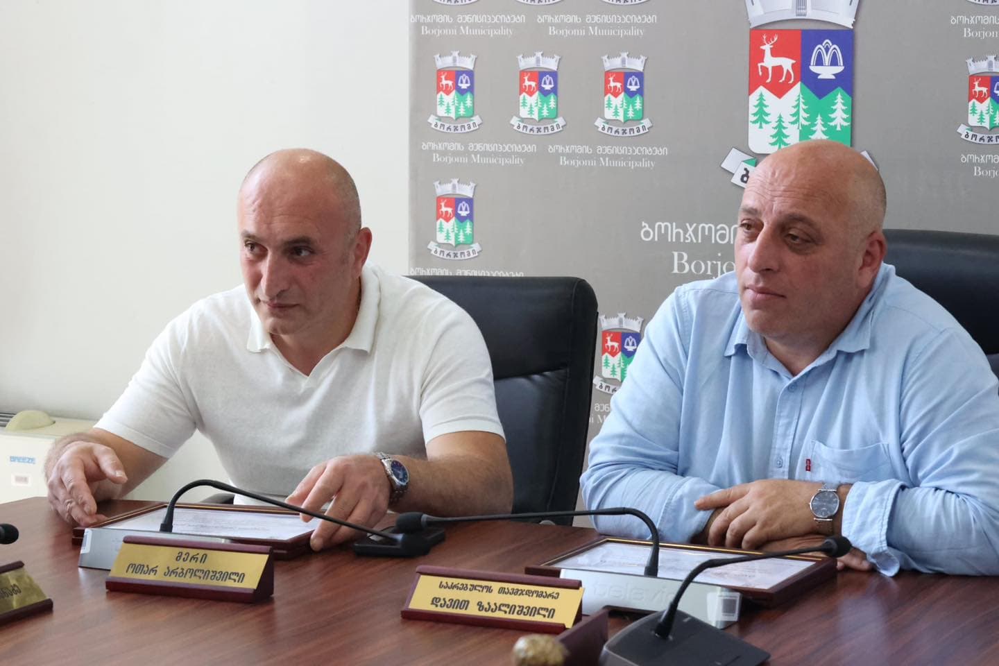 <p style="text-align: justify">ბორჯომის მუნიციპალიტეტის მერმა ოთარ არბოლიშვილმა და საკრებულოს თავმჯდომარე დავით ზაალიშვილმა მკლავჭიდში ევროპის ჩემპიონატში მონაწილე წარმატებულ ბორჯომელ სპორტსმენებს მადლობის სიგელები გადასცეს.</p><p style="text-align: justify">ბორჯომის სასპორტო სკოლის მკლავჭიდის სექციის სპორტსმენი გოგა ბლიაძე 50 კგ წონით კატეგორიაში ევროპის ჩემპიონი გახდა, ალექსანდრე კაპანაძემ მესამე ადგილი მოიპოვა, ხოლო ნელი უსტინენკო მეოთხე ადგილზე გავიდა.</p><p style="text-align: justify">მკლავჭიდის 2025 წლის ევროპის ჩემპიონატი რუმინეთის ქალაქ კლუჟ-ნაპოკაში გაიმართა.</p>