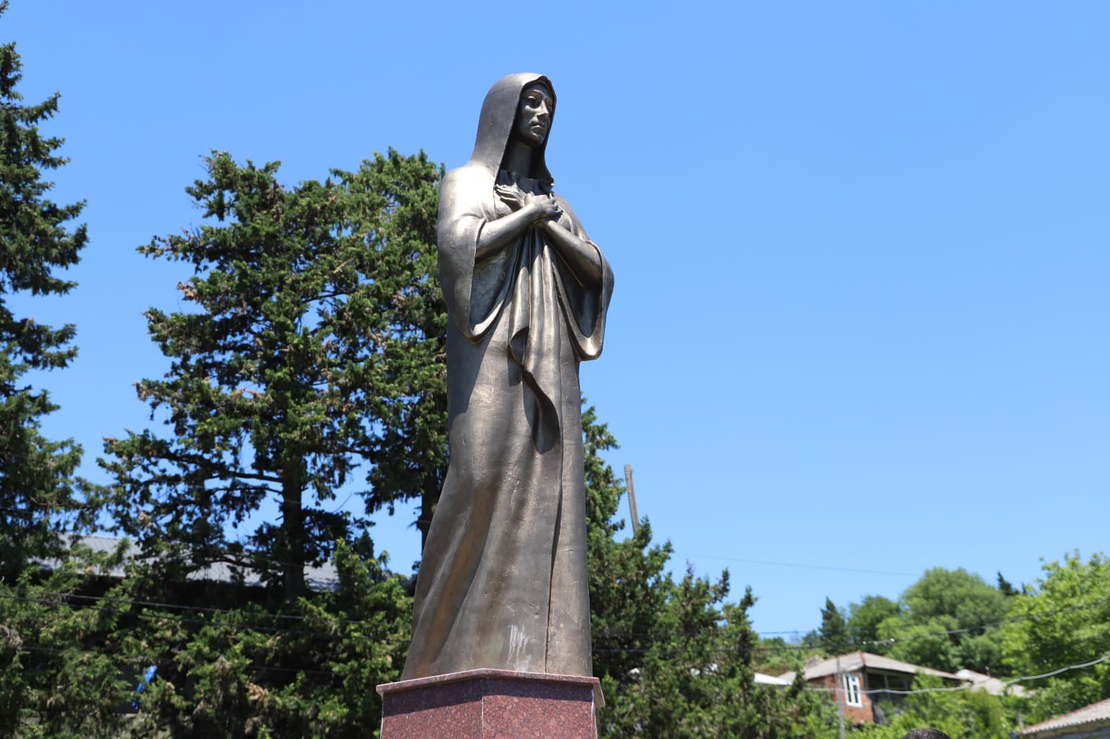 <p style="text-align: justify">თერჯოლის მუნიციპალიტეტის სოფელ ჩხარში ძეგლი "დედის ლოცვა" გაიხსნა. &nbsp;</p><p style="text-align: justify">ძეგლის გახსნის ცერემონიას იმერეთის რეგიონიდან და მუნიციპალიტეტიდან მოწვეული სტუმრები დაესწრნენ.</p><p style="text-align: justify">ძეგლის შექმნის იდეა ადგილობრივ ბიზნესმენ იორამ აბულაძეს ეკუთვნის, ხოლო მისი ავტორი მოქანდაკე გიორგი კიკვიძეა.</p><p style="text-align: justify">"დედის ლოცვის" გახსნის შემდეგ, სოფელ ჩხარის ცენტრში &nbsp;მხატვრული ღონისძიება გაიმართა, რომელშიც ადგილობრივი შემოქმედებითი ანსამბლები და ინდივიდუალური შემსრულებლები მონაწილეობდნენ. &nbsp;</p><p style="text-align: justify">ღონისძიებები მუნიციპალიტეტის მერიის მხარდაჭერით, მერიის კულტურის სამსახურის ორგანიზებით და ააიპების ჩართულობით მოეწყო.</p>