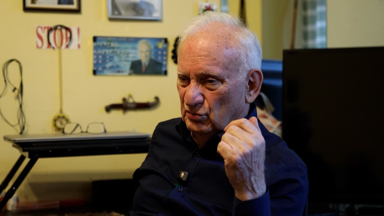 <p style="text-align: justify"><strong>2001 წელი</strong> იყო, ახალგაზრდა, ამბიციურმა და მიზნებით სავსე სტუდენტმა პირველად შევაბიჯე <a target="_blank" rel="noopener noreferrer nofollow" class="text-brand-500 underline" href="https://www.tsu.ge/">ივანე ჯავახიშვილის სახელობის თბილისის სახელმწიფო უნივერსიტეტში</a>, ჟურნალისტიკის ფაკულტეტზე, იმ დროს ჩემსავით ბევრი მიდიოდა ამ გზით. აუდიტორიაში გვხვდებოდნენ ადამიანები, რომლებიც საკუთარი ცხოვრებით და პროფესიული გამოცდილებით გზამკვლევები ხდებოდნენ ჩვენთვის. ერთ-ერთი მათგანი ჩემთვის იყო ნუგზარ რუხაძე, არა უბრალოდ ლექტორი, არამედ ადამიანი, რომელიც მაშინვე იგრძნობოდა აურით, ხმით, მზერითაც კი.</p><p style="text-align: justify">სწორედ ამიტომ, წლების შემდეგ, როდესაც რუბრიკის <a target="_blank" rel="noopener noreferrer nofollow" class="text-brand-500 underline" href="https://youtube.com/playlist?list=PLwwcuNwtCwGrp6SKR-LV6RoBozsIwIVnO&amp;si=qGC5U9O43dzR4U3E">"ადამიანები ისტორიით"</a> მომდევნო სტუმარზე ვფიქრობდი, ვუთხარი გუნდს – უნდა იყოს ის, ვინც ჩემთვის არ არის მხოლოდ პედაგოგი, ჟურნალისტი, დიპლომატი, არამედ ცხოვრების მასწავლებელიც – <strong>ნუგზარ რუხაძე</strong>.</p><p style="text-align: justify"><strong>ბავშვობა, სადაც ყველაფერი იწყება</strong></p><p style="text-align: justify"><strong>"ყველაფერი ოჯახიდან მოდის"</strong> – ასე იწყებს ნუგზარი საუბარს. მისი ბავშვობის წლები საბჭოთა საქართველოს ერთ ჩვეულებრივ, მაგრამ სიყვარულით სავსე ოჯახში გადიოდა. სწორედ იქ ჩამოყალიბდა ის ღირებულებები, რომელიც მთელი ცხოვრების გზაზე გაჰყვა – პატიოსნება, შრომისმოყვარეობა, ზომიერება და სიტყვის ფასი.</p><p style="text-align: justify"><strong>"მამაჩემი რკინის კაცი იყო“</strong>, – გვიყვება ის ღიმილით - "დედაჩემი – სითბო, სიმშვიდე და სიმდაბლე. მათგან ვისწავლე ადამიანობა“.</p><p style="text-align: justify"><strong>გზა, რომელიც შუქს ანთებს</strong></p><p style="text-align: justify"><a target="_blank" rel="noopener noreferrer nofollow" class="text-brand-500 underline" href="https://nbr.ge/">ნუგზარ რუხაძის ბიოგრაფია</a> მართლაც უნიკალურია – დაწყებული საბჭოთა საქართველოდან, გავლით ამერიკის შეერთებულ შტატებში და დაბრუნებით დამოუკიდებელ საქართველოში. ეს გზა მხოლოდ ფიზიკური გადაადგილება არ ყოფილა. ეს იყო სულიერი განვითარება, აზროვნების გაფართოება და გამოცდილებების დაგროვება, რასაც დღესაც უზიარებს ახალგაზრდებს.</p><p style="text-align: justify">მას არაერთი სტუდენტი ჰყავს აღზრდილი, მათ შორის მეც – როგორც ჟურნალისტი, როგორც პროფესიონალი და რაც მთავარია, როგორც ადამიანი. მის გვერდით გრძნობ, რომ შესაძლებლობები უსაზღვროა, თუ კი შრომობ და არ გეშინია მარცხის.</p><p style="text-align: justify"><strong>ამერიკა - "ის დაბრუნდა"</strong></p><p style="text-align: justify">ამერიკაში გატარებული წლები ნუგზარ რუხაძის ცხოვრებაში სრულიად ახალი ეტაპი იყო, იქ მან ჩაწერა 300-ზე მეტი სიუჟეტი, ჰქონდა საკუთარი გადაცემა და იყო პირველი ქართველი, ვინც ატლანტის შტატის &nbsp;11 ALive ტელევიზიაში წარადგენდა საინფორმაციო ბლოკებს. მისმა თავშეკავებულმა, მაგრამ ღრმა ანალიზმა, იქაც მოიპოვა პატივისცემა.</p><p style="text-align: justify"><strong>დიპლომატი და პროტოკოლის სამსახურის უფროსი</strong></p><p style="text-align: justify">ნუგზარ რუხაძის პროფესიული გზა მხოლოდ მედიით არ შემოიფარგლა. საქართველოს საგარეო საქმეთა სამინისტროში მან წლები გაატარა პროტოკოლის სამსახურის უფროსის პოზიციაზე. აქ დაიწყო კიდევ ერთი მნიშვნელოვანი ეტაპი – დიპლომატიური სიზუსტის, საერთაშორისო ეტიკეტის და სახელმწიფოს სახის შექმნისა და წარმოჩენის ეტაპი.</p><p style="text-align: justify">გელა ჩარკვიანთან, ედუარდ შევარდნაძესთან, ჯუმბერ პატიაშვილთან გატარებული წლები მის მეხსიერებაში არა მხოლოდ მოგონებებად დარჩა, არამედ პროფესიული ღირებულებების ნაწილად.</p><p style="text-align: justify"><strong>მასწავლებელი, რომელიც დღემდე არ იღლება</strong></p><p style="text-align: justify">დღეს ნუგზარ რუხაძე 83 წლისაა, მაგრამ ის კვლავ სავსეა ენერგიით. მისი აუდიტორია იცვლება თაობებით, მაგრამ ერთი რჩება უცვლელი – მისი დამოკიდებულება სტუდენტების მიმართ. ის არ ასწავლის მხოლოდ ჟურნალისტიკას ან ინგლისურ ენას, ის ასწავლის ცხოვრებას, ობიექტურობას, სინდისს, და აზრის წონას.</p><p style="text-align: justify">"მხოლოდ განათლება გადაარჩენს ადამიანს, სხვა ყველაფერი დროებითია“, - ამბობს ის.</p><p style="text-align: justify"><strong>წიგნები, სიუჟეტები, თარგმანები – მემკვიდრეობა, რომელიც არ ძველდება</strong></p><p style="text-align: justify">ნუგზარ რუხაძის სახელს უკავშირდება არაერთი თარგმანი, სახელმძღვანელოს შექმნა, პროფესიული ლიტერატურის განვითარება. მისი ტექსტები წაკითხვისთანავე გეხება, გაფიქრებს მარტივ ჭეშმარიტებებზე და მიყავხარ მთავართან – სიმართლის წონასთან.</p><p style="text-align: justify"><strong>დღევანდელი ჟურნალისტიკა – შეფასება ოსტატისგან</strong></p><p style="text-align: justify">ნუგზარი გულწრფელია: "დღევანდელ ჟურნალისტიკაში ბევრი ზედაპირულობაა“. მაგრამ ამის პარალელურად, მას სჯერა ახალი თაობის, მათგანაც ისეთების, ვინც სწავლის სურვილით მოდის და არა პოპულარობისთვის. რჩევაც ასეთია: "თვითკრიტიკა და მომზადება – აი, ჟურნალისტის ორი ფუძე“.</p><p style="text-align: justify"><strong>მეგობარი, რომელსაც ყოველთვის მივაკითხავ</strong></p><p style="text-align: justify">ნუგზარი დღეს ჩემი უფროსი მეგობარია. ის არის ადამიანი, ვისთანაც სტრატეგიულ გადაწყვეტილებებს ვაზიარებ. ის არ დაემთხვევა შენს მოსაზრებას მხოლოდ იმიტომ, რომ მეგობარია – სწორედ ამიტომ ვაფასებ. გულწრფელობა, რაც მას ბავშვობიდან მოჰყვება, რჩება მის მთავარ სახელმძღვანელოდ.</p><p style="text-align: justify">წლების განმავლობაში, ჩემ გარშემო ბევრი ადამიანი იცვლებოდა. ის კი რჩებოდა. რჩებოდა, როგორც ხმა, რომელიც გეუბნება – "იარე წინ, გაუჩერებლად".</p><p style="text-align: justify"><strong>დასასრულს – მადლობა</strong></p><p style="text-align: justify">ნუგზარ რუხაძე არის ადამიანი, რომელსაც ეკუთვნის ყველა ის თბილი სიტყვა, რაც კი შეიძლება ადამიანზე ითქვას. ის რჩება ჩვენთვის ოსტატად, მეგობრად, მრჩევლად, ხიდად თაობებს შორის. და სანამ გვყავს ასეთი ადამიანები, ვისაც შეუძლია გზის ჩვენება, არც მომავალი დაგვეკარგება.<br><br></p><div class="iframe-wrapper"><iframe src="https://www.youtube.com/embed/t5JM_jc_i9Y?si=FyRZP4W9aie8L8eb" frameborder="0" allowfullscreen="true" width="560" height="315" title="YouTube video player" allow="accelerometer; autoplay; clipboard-write; encrypted-media; gyroscope; picture-in-picture; web-share"></iframe></div><p style="text-align: justify"></p><p style="text-align: justify"></p><p style="text-align: justify"></p><p style="text-align: justify"><a target="_blank" rel="noopener noreferrer nofollow" class="text-brand-500 underline" href="https://ka.wikipedia.org/wiki/%E1%83%A0%E1%83%90%E1%83%A3%E1%83%9A_%E1%83%A5%E1%83%98%E1%83%A0%E1%83%98%E1%83%90"><strong><em>რაულ ქირია</em></strong></a></p><p style="text-align: justify"></p><p style="text-align: justify"><a target="_blank" rel="noopener noreferrer nofollow" class="text-brand-500 underline" href="https://frontnews.ge/ge"><em>Front News საქართველოს</em></a><em> დამფუძნებელი</em></p>