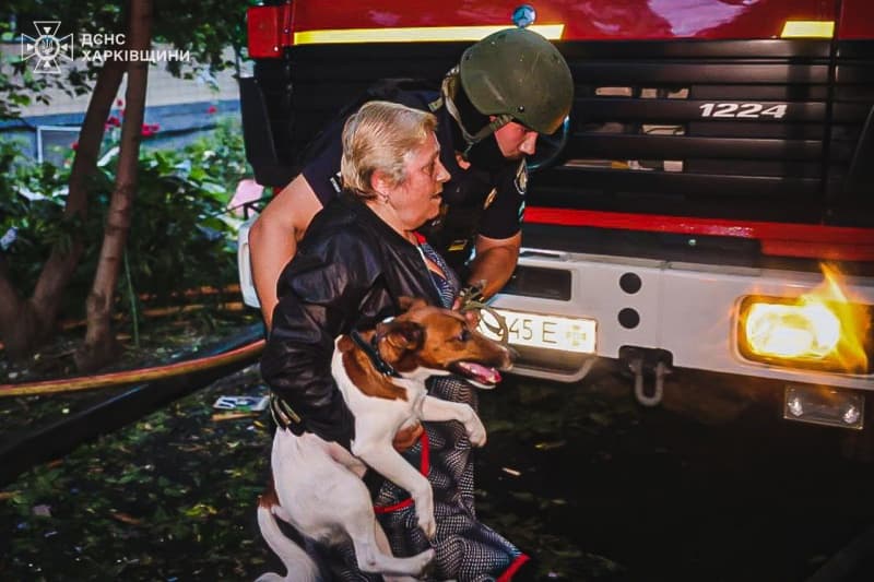 <p style="text-align: justify">7 ივნისის ღამეს რუსმა ოკუპანტებმა ხარკოვზე მთელი სრულმასშტაბიანი ომის განმავლობაში ყველაზე ძლიერი თავდასხმა განახორციელეს. დაბომბვამ ხანძარი გამოიწვია, არის მსხვერპლი და ნგრევა.</p><p style="text-align: justify">"წინასწარი მონაცემებით, ხარკოვის ტერორისტული დაბომბვის შედეგად, ამ წუთის მონაცემებით, ზიანი მიადგა 18 საცხოვრებელ კორპუსს (სამი მათგანის კონსტრუქცია დაზიანდა) და 13 კერძო სახლი“, - წერს ქალაქის მერი იგორ ტერეხოვი.</p><p style="text-align: justify">ხარკოვის რეგიონული სამხედრო ადმინისტრაციის ხელმძღვანელის ოლეგ სინეგუბოვის ინფორმაციით, სამოქალაქო საწარმოს ტერიტორიაზე 40 უპილოტო საფრენი აპარატის, 4 KAB-ის და 1 რაკეტის დაცემის შედეგად, 10,000 კვადრატული მეტრის ფართობზე ხანძარი გაჩნდა.</p><p style="text-align: justify">"დარტყმები ოთხი სახელოსნოს შენობაზე დაფიქსირდა. შესაძლოა, ნანგრევების ქვეშ ადამიანები იყვნენ“, - წერს სინეგუბოვი.</p><p style="text-align: justify">წინასწარი მონაცემებით, რუსების თავდასხმის შედეგად სამი ადამიანი დაიღუპა, 17 დაშავდა, მათ შორის ორი ბავშვი - 14 წლის გოგონა და 1,5 თვის ჩვილი.</p><p>&nbsp;</p>