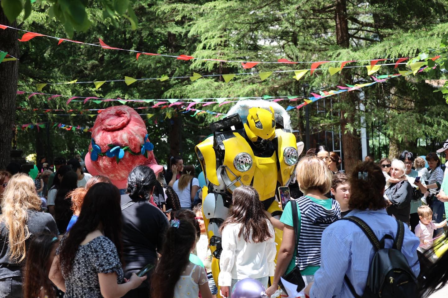 <p style="text-align: justify">1 ივნისი - ბავშვთა დაცვის საერთაშორისო დღე ბორჯომში საზეიმო ღონისძიებით აღინიშნა.</p><p style="text-align: justify">დღეს, მერაბ კოსტავას სახელობის სკვერში ბორჯომის მუნიციპალიტეტის ორგანიზებით პატარებისათვის მრავალფეროვანი ღონისძიებები გაიმართა.</p><p style="text-align: justify">პატარა სტუმრების წინაშე ადგილობრივი მუსიკალური და ქორეოგრაფიული ანსამბლები, ასევე სოლო შემსრულებლები წარდგნენ.</p><p style="text-align: justify">პარკის ტერიტორიაზე ბავშვებისთვის მოწყობილი იყო გასართობი ზონები, ვორქშოპები, სადღესასწაულო ატმოსფერო, ასევე პატარებს შესაძლებლობა ჰქონდათ მონაწილეობა მიეღოთ სპორტულ აქტივობებში.</p><p style="text-align: justify">ბორჯომის მუნიციპალიტეტის მერმა ოთარ არბოლოშვილმა ყველა პატარას მიულოცა ბავშვთა დაცვის საერთაშორისო დღე და მათ წარმატებული და ბედნიერი მომავალი უსურვა.</p>