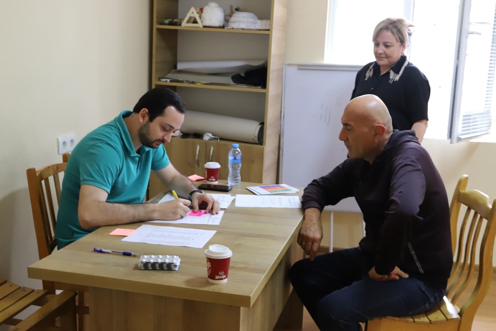 <p style="text-align: justify">5 ივნისს, თერჯოლის მუნიციპალიტეტში შაქრიანი დიაბეტის მქონე პაციენტებს უფასო კონსულტაციები ჩაუტარდათ.&nbsp;</p><p style="text-align: justify">პაციენტებს კონსულტაციები ენდოკრინოლოგიის ეროვნული ინსტიტუტის ექიმებმა ჩაუტარეს.</p><p style="text-align: justify">აქციის ფარგლებში ბენეფიციარებმა მიიღეს &nbsp;შემდეგ მომსახურება:<br>- საერთო ქოლესტერინის განსაზღვრა;<br>- გლუკოზის განსაზღვრა სისხლში;<br>- ფარისებრი ჯირკვლის ექოსკოპიური კვლევა.</p><p style="text-align: justify">"სამედიცინო აქცია &nbsp;მუნიციპალიტეტის მერიის მხარდაჭერით და სოციალური სამსახურის ორგანიზებით &nbsp;მოეწყო, აღნიშნული აქციის მიზანი კი &nbsp;მოქალაქეებზე ზრუნვა, დაავადების &nbsp;დროული პრევენცია და &nbsp;მკურნალობის ხელშეწყობაა", - აღნიშნავენ მუნიციპალიტეტის მერიაში.</p>