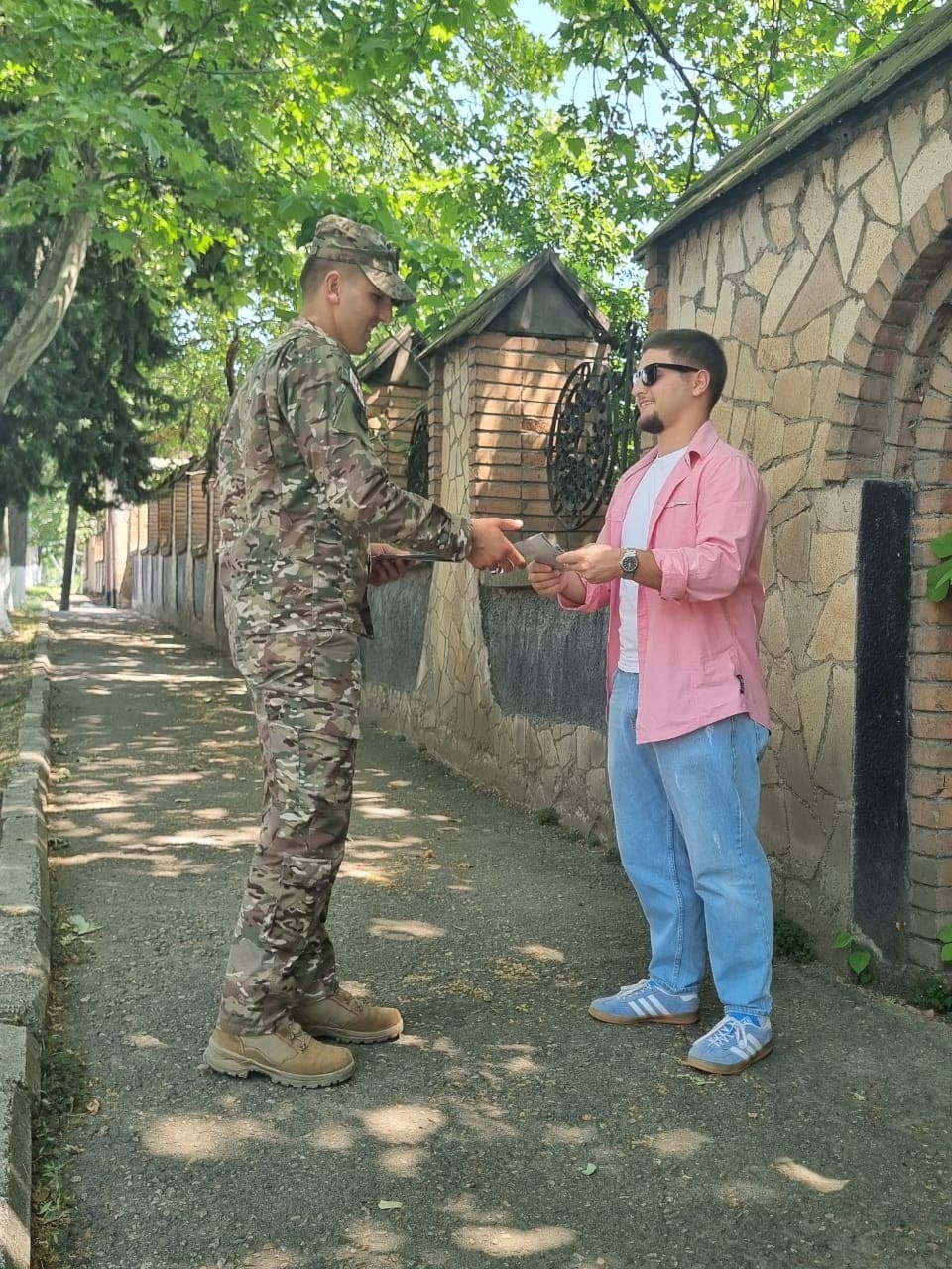 <p style="text-align: justify"><span style="color: rgb(8, 8, 9)">ეროვნული თავდაცვის აკადემიის საგანმანათლებლო პროგრამების პოპულარიზაციის, საკანდიდატო კურსზე მსმენელების მოზიდვის და აკადემიის შესახებ ცნობადობის გაზრდის მიზნით უმცროს ოფიცერთა მომზადების სკოლის საკანდიდატო კურსის მსმენელებმა ქვეყნის მასშტაბით საზოგადოების თავშეყრის ადგილებში აკადემიის და საკანდიდატო კურსის შესახებ საინფორმაციო-სარეკლამო ბუკლეტები გაავრცელეს.</span></p><p style="text-align: justify"><span style="color: rgb(8, 8, 9)">ეროვნული თავდაცვის აკადემიაში საკანდიდატო კურსზე საბუთების მიღება მიმდინარეობს. აღნიშნულ კურსზე ჩასარიცხმა კანდიდატებმა საბუთები უნდა წარმოადგინონ 2025 წლის 26 ივნისის ჩათვლით შემდეგ მისამართზე ქ. გორი, ცხინვალის გზატკეცილი მე-3 კილომეტრი.</span></p><p style="text-align: justify"><span style="color: rgb(8, 8, 9)">კურსზე მიიღებიან:</span></p><p style="text-align: justify"><span style="color: rgb(8, 8, 9)">➤ უმაღლესი განათლების მქონე საქართველოს მოქალაქეები, რომლებსაც არ გაუვლიათ წვევამდელთა ეროვნული სამხედრო სამსახური, იმყოფებიან წვევამდელთა ეროვნული სამხედრო სამსახურის აღრიცხვაზე და არ შესრულებიათ 27 წელი.</span></p><p style="text-align: justify"><span style="color: rgb(8, 8, 9)">➤ ქალები, რომლებიც არ იმყოფებიან წვევამდელთა ეროვნული სამხედრო სამსახურის აღრიცხვაზე;</span></p><p style="text-align: justify"><span style="color: rgb(8, 8, 9)">➤ უმაღლესი განათლების მქონე, რეზერვში (რიგითები, კაპრალები, სერჟანტები) მყოფი საქართველოს მოქალაქეები 30 წლის ჩათვლით;</span></p><p style="text-align: justify"><span style="color: rgb(8, 8, 9)">➤ უმაღლესი განათლების მქონე, პროფესიულ საკონტრაქტო სამხედრო სამსახურში მყოფი (რიგითები, კაპრალები, სერჟანტები) საქართველოს მოქალაქეები 30 წლის ჩათვლით;</span></p><p style="text-align: justify"><span style="color: rgb(8, 8, 9)">➤ სამედიცინო განათლების და ექიმის შესაბამისი სერტიფიკატის მქონე პირები 35 წლის ჩათვლით.</span></p><p style="text-align: justify"><span style="color: rgb(8, 8, 9)">➤ უმაღლესი განათლების მქონე ეროვნული გვარდიის ტერიტორიულ რეზერვში მყოფი (რიგითები, კაპრალები, სერჟანტები) საქართველოს მოქალაქეები 30 წლის ჩათვლით;</span></p><p style="text-align: justify"><span style="color: rgb(8, 8, 9)">: </span><a target="_blank" rel="noopener noreferrer nofollow" class="text-brand-500 underline" href="https://eta.edu.ge/ge/page/109/gaxdi-msmeneli"><span style="color: rgb(0, 100, 209)"><strong>https://eta.edu.ge/ge/page/109/gaxdi-msmeneli</strong></span></a></p><p style="text-align: justify"><span style="color: rgb(8, 8, 9)">საკონტაქტო ინფორმაცია:</span></p><p style="text-align: justify"><span style="color: rgb(8, 8, 9)">: </span><a target="_blank" rel="noopener noreferrer nofollow" class="text-brand-500 underline" href="mailto:jotc@eta.edu.ge"><span style="color: rgb(8, 8, 9)">jotc@eta.edu.ge</span></a><span style="color: rgb(8, 8, 9)">;</span></p><p style="text-align: justify"><span style="color: rgb(8, 8, 9)">: 577 39 01 94; 599 90 15 61;</span></p><p style="text-align: justify"><span style="color: rgb(8, 8, 9)">: გორი, ცხინვალის გზატკეცილი მე-3 კმ;</span></p><p style="text-align: justify"><span style="color: rgb(8, 8, 9)">სამუშაო საათები:</span></p><p style="text-align: justify"><span style="color: rgb(8, 8, 9)">ორშაბათი-ხუთშაბათი 09:00 -17:00 სთ; პარასკევი 09:00-15:00 სთ.</span></p>