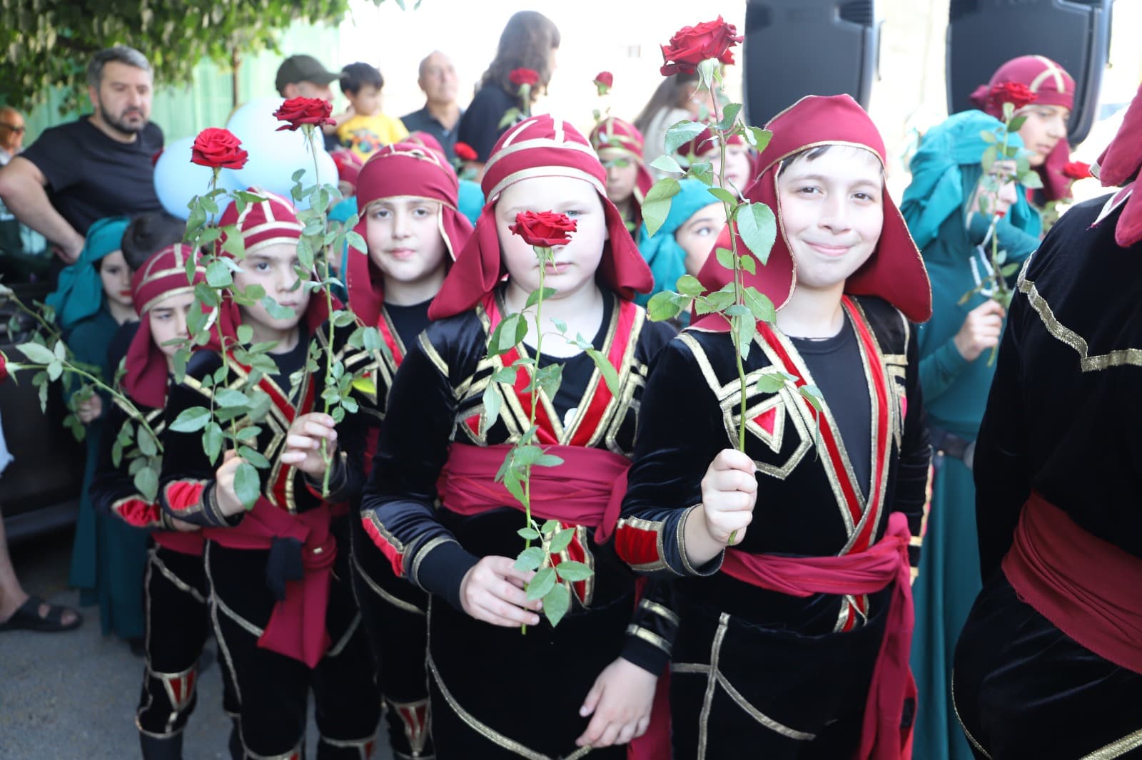 <p style="text-align: justify">თერჯოლის მუნიციპალიტეტის სოფელ ჩხარში ძეგლი "დედის ლოცვა" გაიხსნა. &nbsp;</p><p style="text-align: justify">ძეგლის გახსნის ცერემონიას იმერეთის რეგიონიდან და მუნიციპალიტეტიდან მოწვეული სტუმრები დაესწრნენ.</p><p style="text-align: justify">ძეგლის შექმნის იდეა ადგილობრივ ბიზნესმენ იორამ აბულაძეს ეკუთვნის, ხოლო მისი ავტორი მოქანდაკე გიორგი კიკვიძეა.</p><p style="text-align: justify">"დედის ლოცვის" გახსნის შემდეგ, სოფელ ჩხარის ცენტრში &nbsp;მხატვრული ღონისძიება გაიმართა, რომელშიც ადგილობრივი შემოქმედებითი ანსამბლები და ინდივიდუალური შემსრულებლები მონაწილეობდნენ. &nbsp;</p><p style="text-align: justify">ღონისძიებები მუნიციპალიტეტის მერიის მხარდაჭერით, მერიის კულტურის სამსახურის ორგანიზებით და ააიპების ჩართულობით მოეწყო.</p>