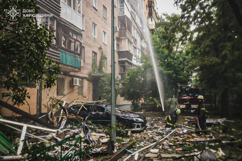<p style="text-align: justify">7 ივნისის ღამეს რუსმა ოკუპანტებმა ხარკოვზე მთელი სრულმასშტაბიანი ომის განმავლობაში ყველაზე ძლიერი თავდასხმა განახორციელეს. დაბომბვამ ხანძარი გამოიწვია, არის მსხვერპლი და ნგრევა.</p><p style="text-align: justify">"წინასწარი მონაცემებით, ხარკოვის ტერორისტული დაბომბვის შედეგად, ამ წუთის მონაცემებით, ზიანი მიადგა 18 საცხოვრებელ კორპუსს (სამი მათგანის კონსტრუქცია დაზიანდა) და 13 კერძო სახლი“, - წერს ქალაქის მერი იგორ ტერეხოვი.</p><p style="text-align: justify">ხარკოვის რეგიონული სამხედრო ადმინისტრაციის ხელმძღვანელის ოლეგ სინეგუბოვის ინფორმაციით, სამოქალაქო საწარმოს ტერიტორიაზე 40 უპილოტო საფრენი აპარატის, 4 KAB-ის და 1 რაკეტის დაცემის შედეგად, 10,000 კვადრატული მეტრის ფართობზე ხანძარი გაჩნდა.</p><p style="text-align: justify">"დარტყმები ოთხი სახელოსნოს შენობაზე დაფიქსირდა. შესაძლოა, ნანგრევების ქვეშ ადამიანები იყვნენ“, - წერს სინეგუბოვი.</p><p style="text-align: justify">წინასწარი მონაცემებით, რუსების თავდასხმის შედეგად სამი ადამიანი დაიღუპა, 17 დაშავდა, მათ შორის ორი ბავშვი - 14 წლის გოგონა და 1,5 თვის ჩვილი.</p><p>&nbsp;</p>