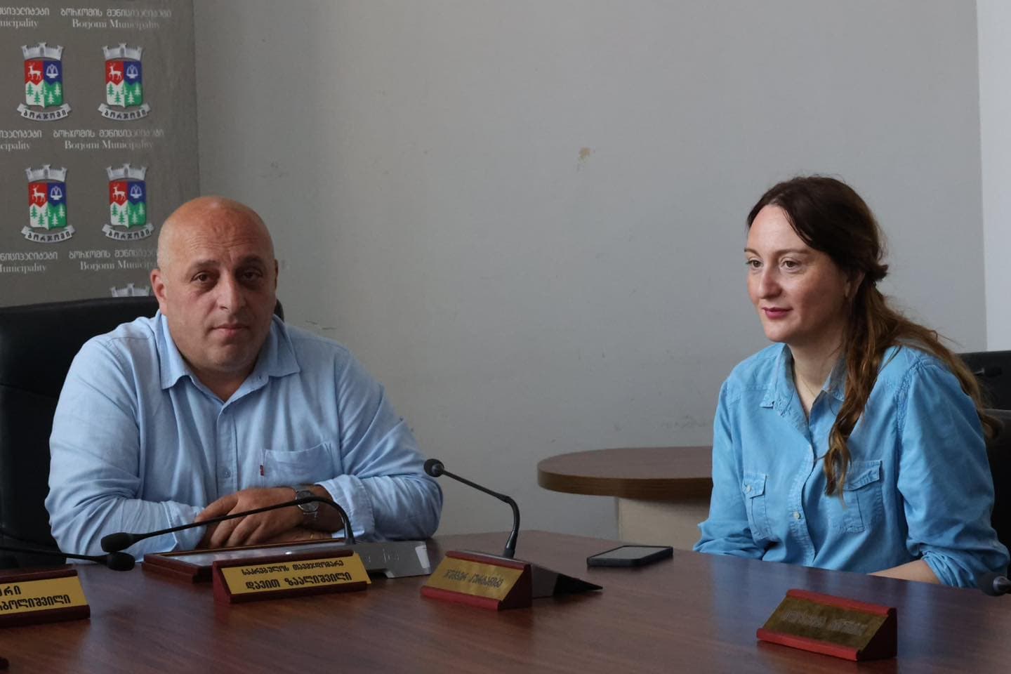 <p style="text-align: justify">ბორჯომის მუნიციპალიტეტის მერმა ოთარ არბოლიშვილმა და საკრებულოს თავმჯდომარე დავით ზაალიშვილმა მკლავჭიდში ევროპის ჩემპიონატში მონაწილე წარმატებულ ბორჯომელ სპორტსმენებს მადლობის სიგელები გადასცეს.</p><p style="text-align: justify">ბორჯომის სასპორტო სკოლის მკლავჭიდის სექციის სპორტსმენი გოგა ბლიაძე 50 კგ წონით კატეგორიაში ევროპის ჩემპიონი გახდა, ალექსანდრე კაპანაძემ მესამე ადგილი მოიპოვა, ხოლო ნელი უსტინენკო მეოთხე ადგილზე გავიდა.</p><p style="text-align: justify">მკლავჭიდის 2025 წლის ევროპის ჩემპიონატი რუმინეთის ქალაქ კლუჟ-ნაპოკაში გაიმართა.</p>