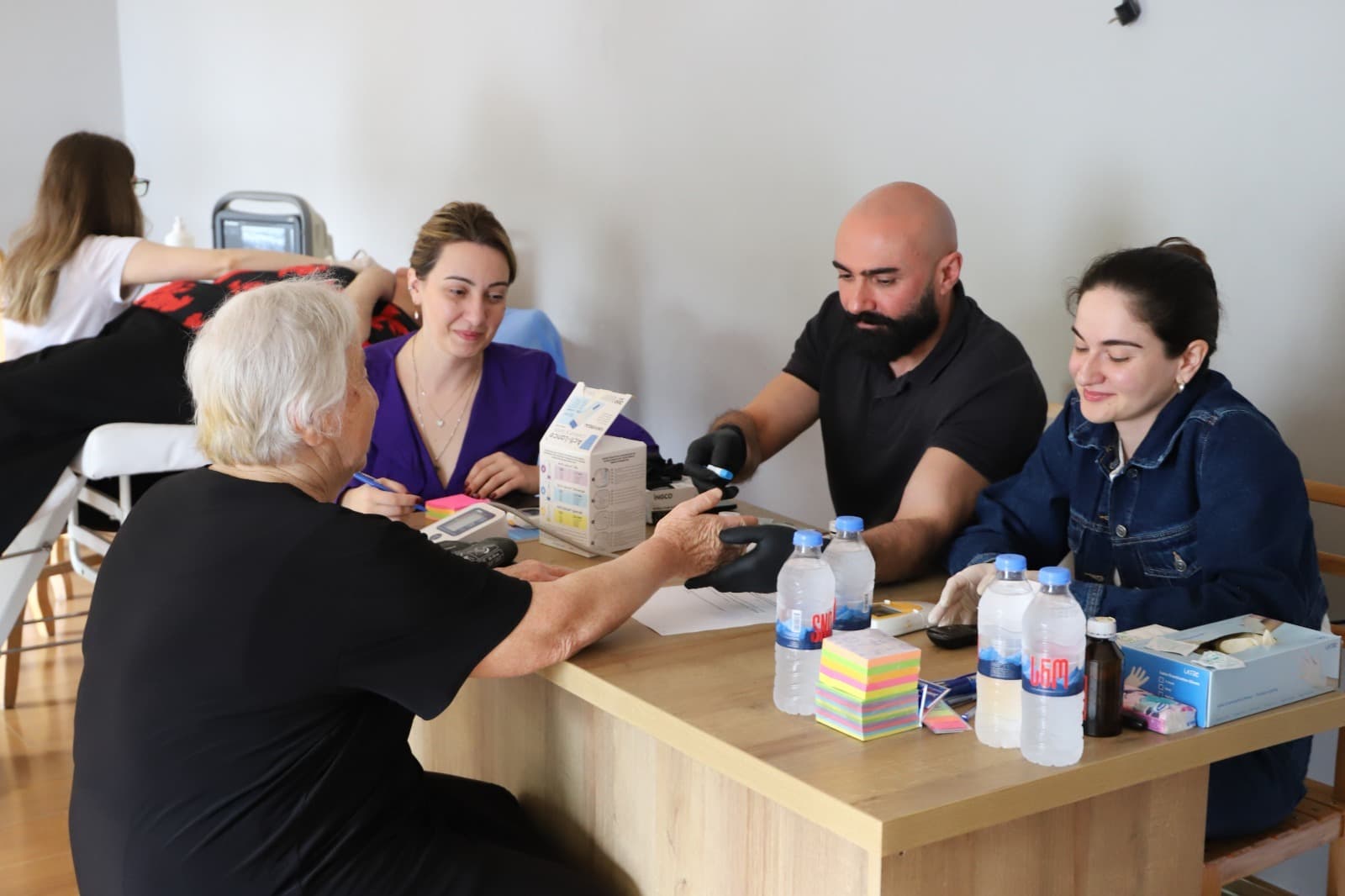 <p style="text-align: justify">5 ივნისს, თერჯოლის მუნიციპალიტეტში შაქრიანი დიაბეტის მქონე პაციენტებს უფასო კონსულტაციები ჩაუტარდათ.&nbsp;</p><p style="text-align: justify">პაციენტებს კონსულტაციები ენდოკრინოლოგიის ეროვნული ინსტიტუტის ექიმებმა ჩაუტარეს.</p><p style="text-align: justify">აქციის ფარგლებში ბენეფიციარებმა მიიღეს &nbsp;შემდეგ მომსახურება:<br>- საერთო ქოლესტერინის განსაზღვრა;<br>- გლუკოზის განსაზღვრა სისხლში;<br>- ფარისებრი ჯირკვლის ექოსკოპიური კვლევა.</p><p style="text-align: justify">"სამედიცინო აქცია &nbsp;მუნიციპალიტეტის მერიის მხარდაჭერით და სოციალური სამსახურის ორგანიზებით &nbsp;მოეწყო, აღნიშნული აქციის მიზანი კი &nbsp;მოქალაქეებზე ზრუნვა, დაავადების &nbsp;დროული პრევენცია და &nbsp;მკურნალობის ხელშეწყობაა", - აღნიშნავენ მუნიციპალიტეტის მერიაში.</p>