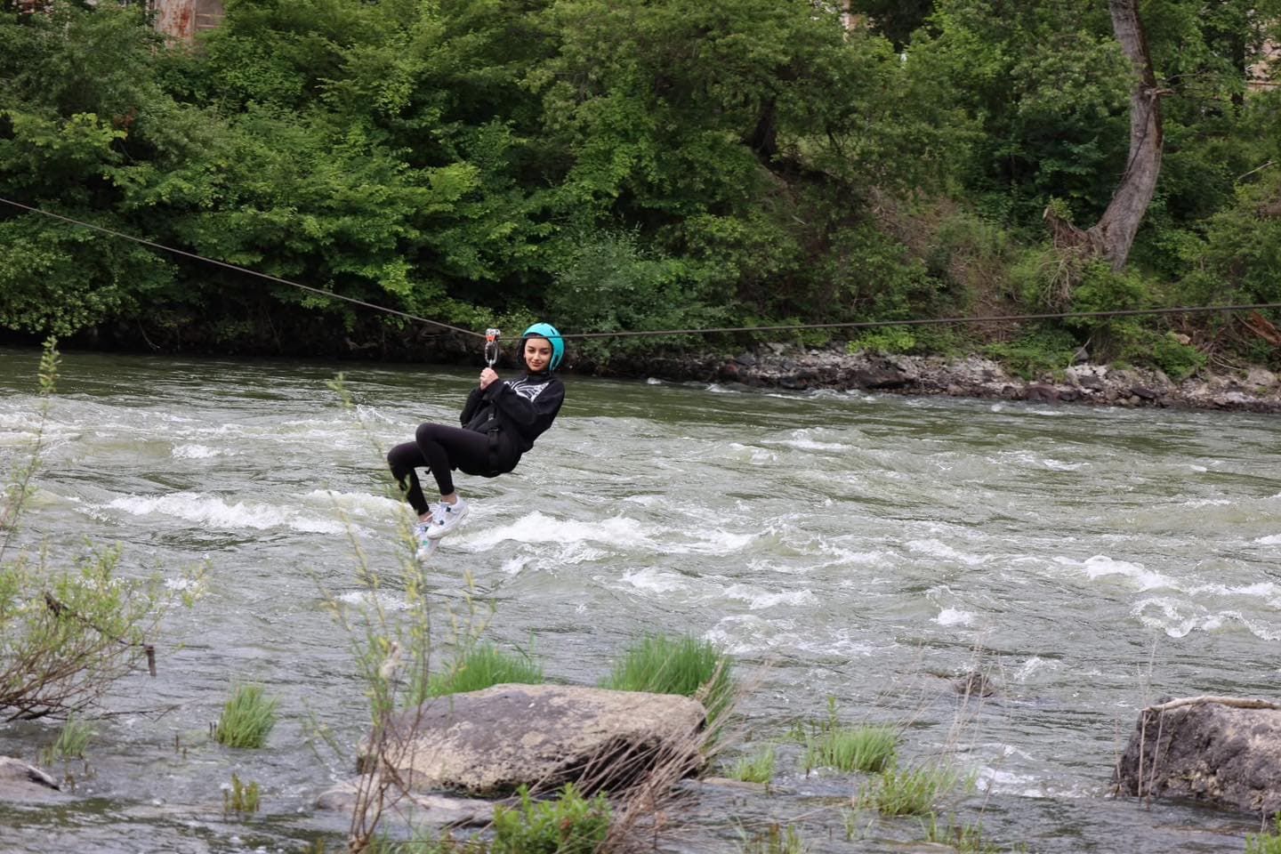 <p style="text-align: justify">ბორჯომის მუნიციპალიტეტის ორგანიზებით ახალგაზრდული ბანაკი ოფიციალურად გაიხსნა.</p><p style="text-align: justify">16-დან 20 წლამდე ახალგაზრდებმა ბანაკის გახსნის დღეს მონაწილეობა მიიღეს სხვადასხვა სპორტულ აქტივობაში - ფრენბურთი, ზიპლაინი, მშვილდ-ისრით სროლა, კედელზე ცოცვა, ჯომარდობა.</p><p style="text-align: justify">მუნიციპალიტეტის მერიის ინფორმაციით, ბანაკის გახსნის ღონისძიებას ბორჯომის მუნიციპალიტეტის საკრებულოს ფრაქცია „ქართული ოცნება - დემოკრატიული საქართველოს“ თავმჯდომარე ლევან თედიაშვილი და ახალგაზრდობასთან ურთიერთობის სპეციალისტი ლანა გიორგიძე დაესწრნენ. მათ ჯანსაღი ცხოვრების წესის მნიშვნელობაზე ისაუბრეს და ახალგაზრდებს წარმატებები უსურვეს.</p><p style="text-align: justify">ბანაკის მონაწილეები დალოცა დეკანოზმა იოანემ (ხეცურიანი).</p><p style="text-align: justify">ახალგაზრდული ბანაკი 21 ივნისს დაიხურება.</p>