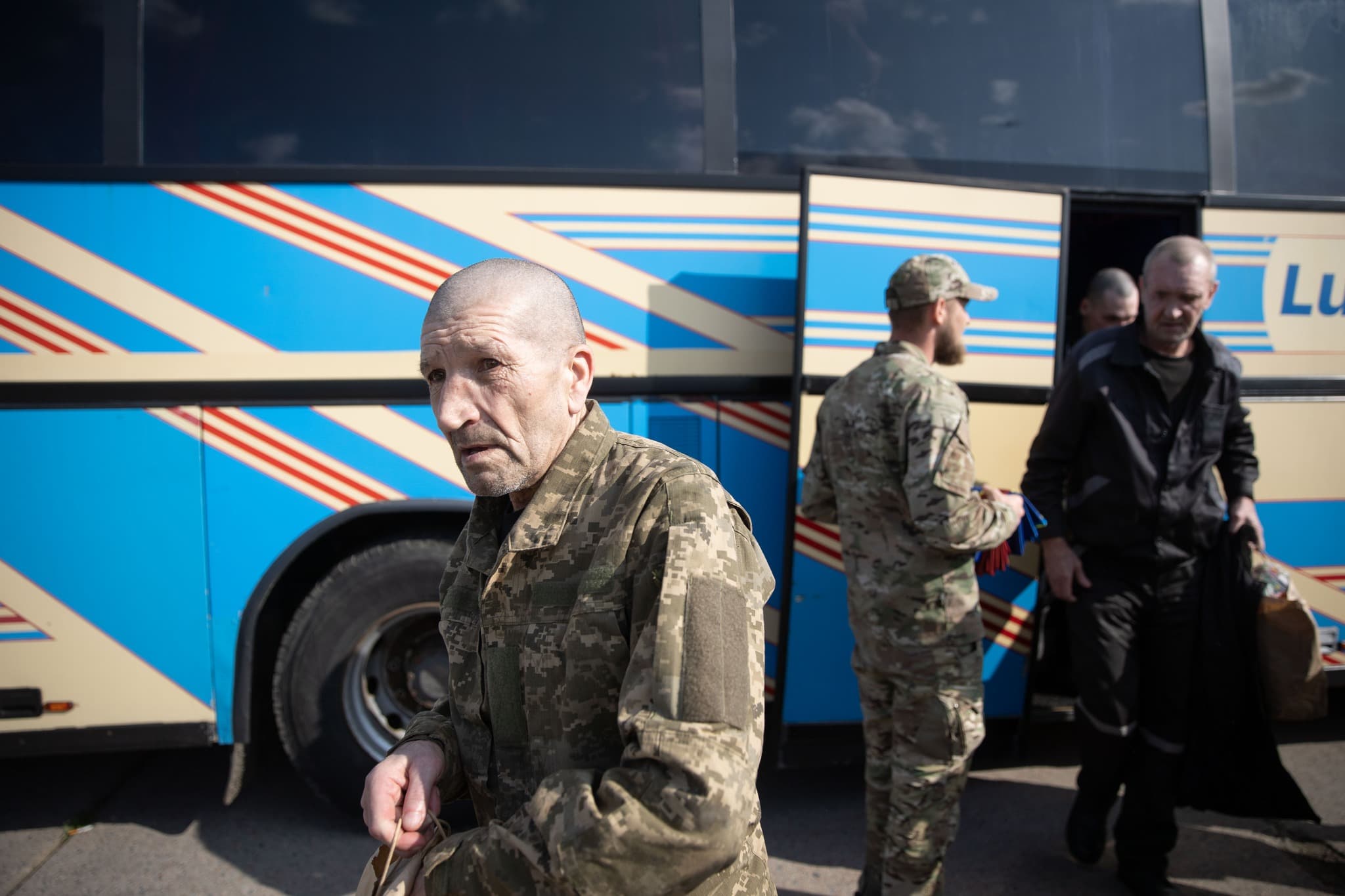 <p style="text-align: justify">სამშაბათს, 10 ივნისს, უკრაინამ და რუსეთმა ტყვეთა მორიგი განახორციელეს.</p><p style="text-align: justify">უკრაინის პრეზიდენტის განცხადებით, ტყვეების გაცვლა უნდა გაგრძელდეს.</p><p style="text-align: justify">"ჩვენ ვაგრძელებთ ჩვენი ხალხის დაბრუნებას, რაზეც სტამბოლში შევთანხმდით. დღეს არის ჩვენი მძიმედ დაჭრილი და დაშავებული ჯარისკაცების რუსული ტყვეობიდან დაბრუნების პირველი ეტაპი. მათ ყველას სასწრაფო სამედიცინო დახმარება სჭირდებათ. ეს მნიშვნელოვანი ჰუმანიტარული აქტია“, - განაცხადა ზელენსკიმ.</p><p style="text-align: justify">მისი თქმით, შესაძლებელი გახდა ჯარისკაცების დაბრუნება უკრაინის თავდაცვისა და უსაფრთხოების ძალების სხვადასხვა კომპონენტიდან: შეიარაღებული ძალებიდან, ეროვნული გვარდიიდან, უკრაინის სახელმწიფო სასაზღვრო სამსახურიდან და სახელმწიფო სპეციალური სატრანსპორტო სამსახურიდან.</p><p style="text-align: justify">"გაცვლა უნდა გაგრძელდეს. ჩვენ ყველაფერს ვაკეთებთ იმისათვის, რომ ვიპოვოთ და დავაბრუნოთ თითოეული ადამიანი, ვინც ტყვეობაშია. მადლობელი ვარ ყველას, ვინც გვეხმარება“, - აღნიშნა პრეზიდენტმა.</p><div class="iframe-wrapper"><iframe src="https://www.facebook.com/plugins/post.php?href=https%3A%2F%2Fwww.facebook.com%2Fzelenskyy.official%2Fposts%2Fpfbid02CSNZAJ5d7jkVvsqUgh4Zcydb2jJo5kBybDDYEfm9dNGou2AwcNE8WMECRgkt8Kiil&amp;show_text=true&amp;width=500" frameborder="0" allowfullscreen="true" width="500" height="812" title="Embedded content" allow="autoplay; clipboard-write; encrypted-media; picture-in-picture; web-share" scrolling="no" style="border:none;overflow:hidden"></iframe></div>