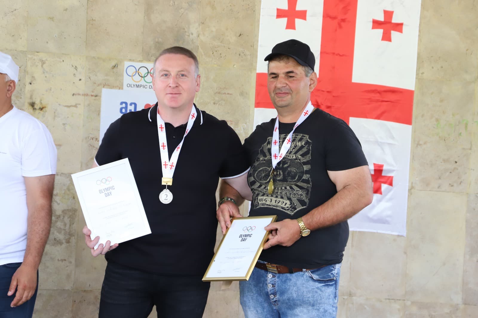 <p style="text-align: justify">თერჯოლის მუნიციპალიტეტში ოლიმპიზმის საერთაშორისო დღე სპორტული ღონისძიებებით აღინიშნა. ქალაქის ცენტრალურ ქუჩაზე მოეწყო მძლეოსნური გარბენი.</p><p style="text-align: justify">ლაშა გოგიაშვილის სახელობის სკვერში &nbsp;წარმოდგენილი იყო ტურნირები &nbsp;მკლავჭიდში, შაშსა და ნარდში. ღონისძიებას ესწრებოდა საპატიო სტუმარი, ოლიმპიური ჩემპიონი, პარამკლავჭიდელი &nbsp;ვახტანგ ახობაძე.</p><p style="text-align: justify">დღესვე ოლიმპიზმის დღესთან დაკავშირებული ღონისძიებების დასასრულს, გამარჯვებული სპორტსმენების დაჯილდოების ცერემონია გაიმართა.</p><p style="text-align: justify">ოლიმპიზმის საერთაშორისო დღისადმი მიძღვნილ ღონისძიებებს, თერჯოლის მუნიციპალიტეტის მერი მანუჩარ რობაქიძე, საკრებულოს თავმჯდომარის მოადგილე ჯემალ ისაკაძე, მერის მოადგილეები, საკრებულოს დეპუტატები, მერიის და ააიპიების წარმომადგენლები დაესწრნენ.</p><p style="text-align: justify">ღონისძიებები, თერჯოლის &nbsp;მუნიციპალიტეტის მერიის კულტურის სამსახურის, ააიპიების, საქართველოს ოლიმპიური კომიტეტის იმერეთის რეგიონული ორგანიზაციის მხარდაჭერით განხორციელდა.</p>