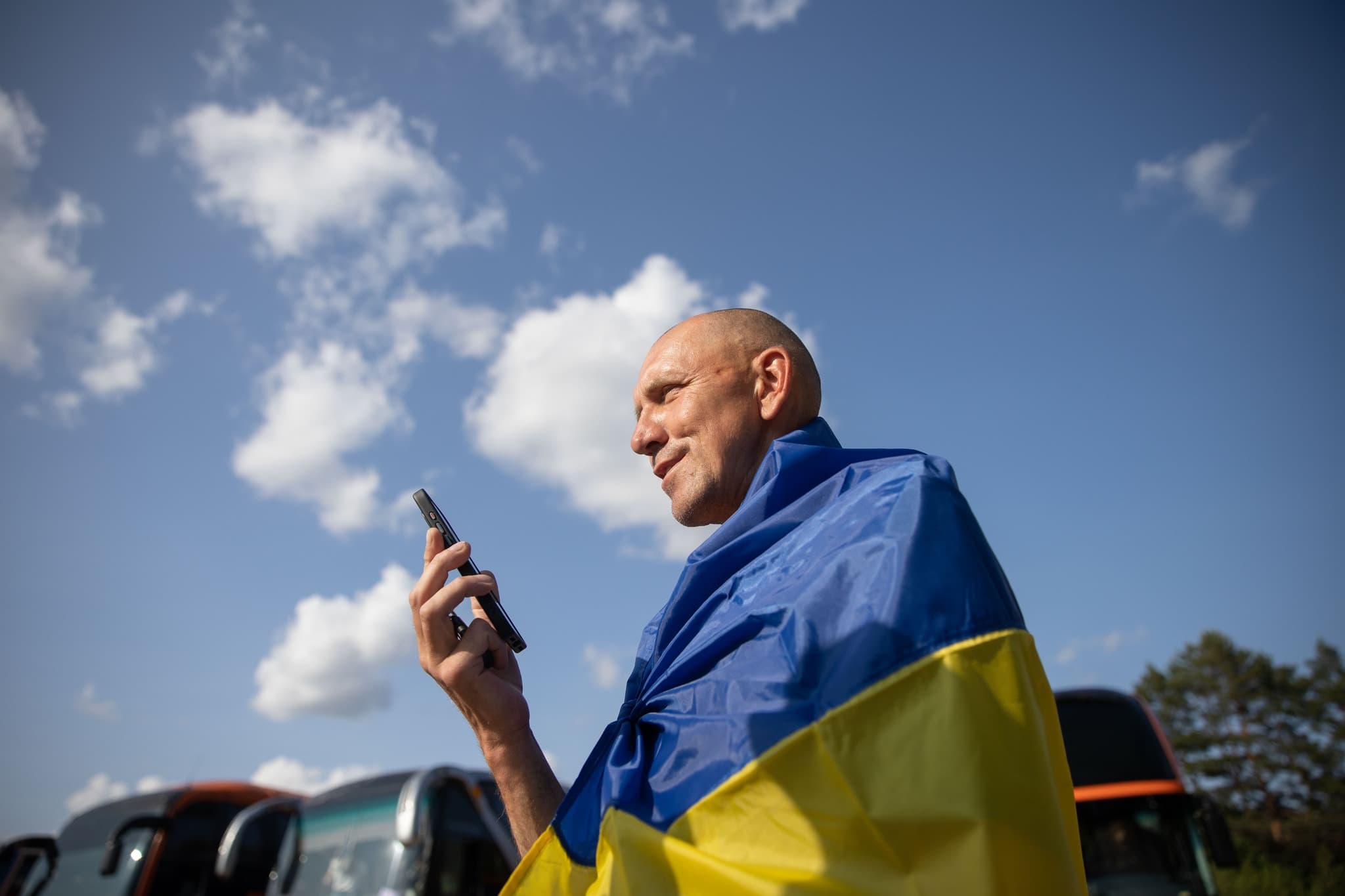 <p style="text-align: justify">სამშაბათს, 10 ივნისს, უკრაინამ და რუსეთმა ტყვეთა მორიგი განახორციელეს.</p><p style="text-align: justify">უკრაინის პრეზიდენტის განცხადებით, ტყვეების გაცვლა უნდა გაგრძელდეს.</p><p style="text-align: justify">"ჩვენ ვაგრძელებთ ჩვენი ხალხის დაბრუნებას, რაზეც სტამბოლში შევთანხმდით. დღეს არის ჩვენი მძიმედ დაჭრილი და დაშავებული ჯარისკაცების რუსული ტყვეობიდან დაბრუნების პირველი ეტაპი. მათ ყველას სასწრაფო სამედიცინო დახმარება სჭირდებათ. ეს მნიშვნელოვანი ჰუმანიტარული აქტია“, - განაცხადა ზელენსკიმ.</p><p style="text-align: justify">მისი თქმით, შესაძლებელი გახდა ჯარისკაცების დაბრუნება უკრაინის თავდაცვისა და უსაფრთხოების ძალების სხვადასხვა კომპონენტიდან: შეიარაღებული ძალებიდან, ეროვნული გვარდიიდან, უკრაინის სახელმწიფო სასაზღვრო სამსახურიდან და სახელმწიფო სპეციალური სატრანსპორტო სამსახურიდან.</p><p style="text-align: justify">"გაცვლა უნდა გაგრძელდეს. ჩვენ ყველაფერს ვაკეთებთ იმისათვის, რომ ვიპოვოთ და დავაბრუნოთ თითოეული ადამიანი, ვინც ტყვეობაშია. მადლობელი ვარ ყველას, ვინც გვეხმარება“, - აღნიშნა პრეზიდენტმა.</p><div class="iframe-wrapper"><iframe src="https://www.facebook.com/plugins/post.php?href=https%3A%2F%2Fwww.facebook.com%2Fzelenskyy.official%2Fposts%2Fpfbid02CSNZAJ5d7jkVvsqUgh4Zcydb2jJo5kBybDDYEfm9dNGou2AwcNE8WMECRgkt8Kiil&amp;show_text=true&amp;width=500" frameborder="0" allowfullscreen="true" width="500" height="812" title="Embedded content" allow="autoplay; clipboard-write; encrypted-media; picture-in-picture; web-share" scrolling="no" style="border:none;overflow:hidden"></iframe></div>