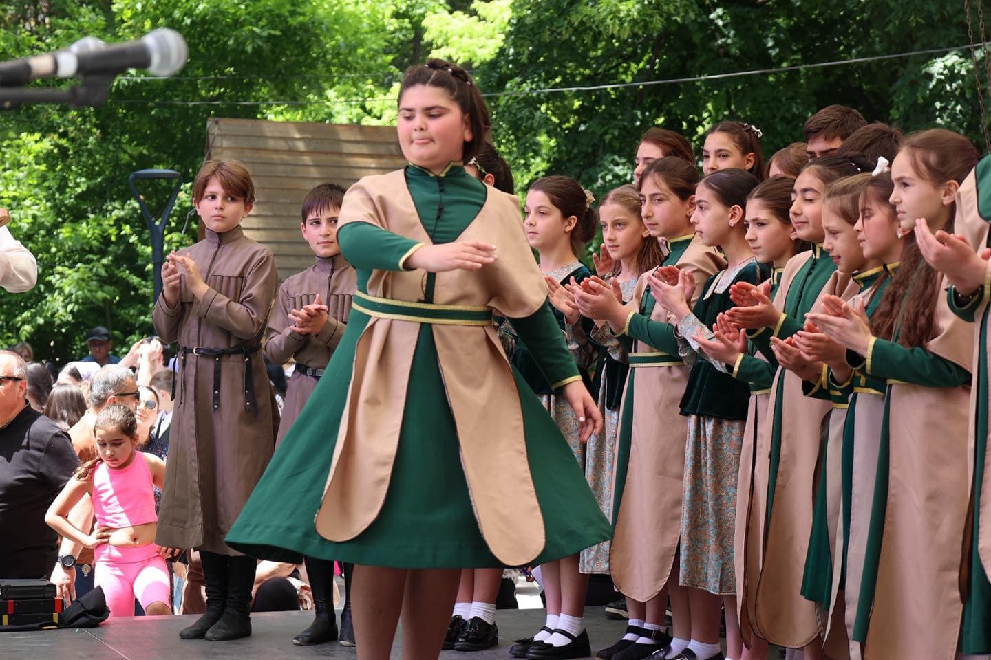 <p style="text-align: justify">1 ივნისი - ბავშვთა დაცვის საერთაშორისო დღე ბორჯომში საზეიმო ღონისძიებით აღინიშნა.</p><p style="text-align: justify">დღეს, მერაბ კოსტავას სახელობის სკვერში ბორჯომის მუნიციპალიტეტის ორგანიზებით პატარებისათვის მრავალფეროვანი ღონისძიებები გაიმართა.</p><p style="text-align: justify">პატარა სტუმრების წინაშე ადგილობრივი მუსიკალური და ქორეოგრაფიული ანსამბლები, ასევე სოლო შემსრულებლები წარდგნენ.</p><p style="text-align: justify">პარკის ტერიტორიაზე ბავშვებისთვის მოწყობილი იყო გასართობი ზონები, ვორქშოპები, სადღესასწაულო ატმოსფერო, ასევე პატარებს შესაძლებლობა ჰქონდათ მონაწილეობა მიეღოთ სპორტულ აქტივობებში.</p><p style="text-align: justify">ბორჯომის მუნიციპალიტეტის მერმა ოთარ არბოლოშვილმა ყველა პატარას მიულოცა ბავშვთა დაცვის საერთაშორისო დღე და მათ წარმატებული და ბედნიერი მომავალი უსურვა.</p>