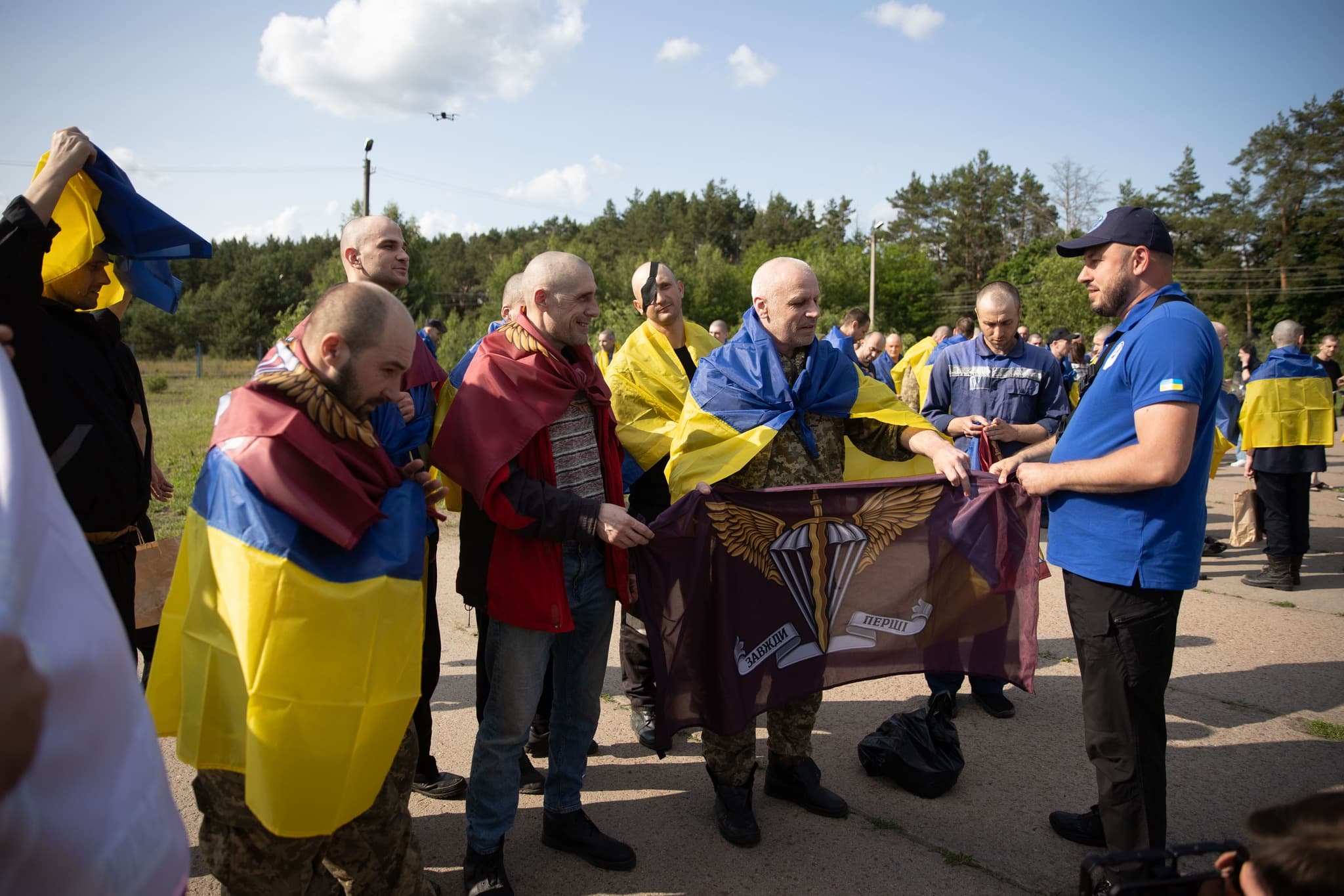 <p style="text-align: justify">სამშაბათს, 10 ივნისს, უკრაინამ და რუსეთმა ტყვეთა მორიგი განახორციელეს.</p><p style="text-align: justify">უკრაინის პრეზიდენტის განცხადებით, ტყვეების გაცვლა უნდა გაგრძელდეს.</p><p style="text-align: justify">"ჩვენ ვაგრძელებთ ჩვენი ხალხის დაბრუნებას, რაზეც სტამბოლში შევთანხმდით. დღეს არის ჩვენი მძიმედ დაჭრილი და დაშავებული ჯარისკაცების რუსული ტყვეობიდან დაბრუნების პირველი ეტაპი. მათ ყველას სასწრაფო სამედიცინო დახმარება სჭირდებათ. ეს მნიშვნელოვანი ჰუმანიტარული აქტია“, - განაცხადა ზელენსკიმ.</p><p style="text-align: justify">მისი თქმით, შესაძლებელი გახდა ჯარისკაცების დაბრუნება უკრაინის თავდაცვისა და უსაფრთხოების ძალების სხვადასხვა კომპონენტიდან: შეიარაღებული ძალებიდან, ეროვნული გვარდიიდან, უკრაინის სახელმწიფო სასაზღვრო სამსახურიდან და სახელმწიფო სპეციალური სატრანსპორტო სამსახურიდან.</p><p style="text-align: justify">"გაცვლა უნდა გაგრძელდეს. ჩვენ ყველაფერს ვაკეთებთ იმისათვის, რომ ვიპოვოთ და დავაბრუნოთ თითოეული ადამიანი, ვინც ტყვეობაშია. მადლობელი ვარ ყველას, ვინც გვეხმარება“, - აღნიშნა პრეზიდენტმა.</p><div class="iframe-wrapper"><iframe src="https://www.facebook.com/plugins/post.php?href=https%3A%2F%2Fwww.facebook.com%2Fzelenskyy.official%2Fposts%2Fpfbid02CSNZAJ5d7jkVvsqUgh4Zcydb2jJo5kBybDDYEfm9dNGou2AwcNE8WMECRgkt8Kiil&amp;show_text=true&amp;width=500" frameborder="0" allowfullscreen="true" width="500" height="812" title="Embedded content" allow="autoplay; clipboard-write; encrypted-media; picture-in-picture; web-share" scrolling="no" style="border:none;overflow:hidden"></iframe></div>