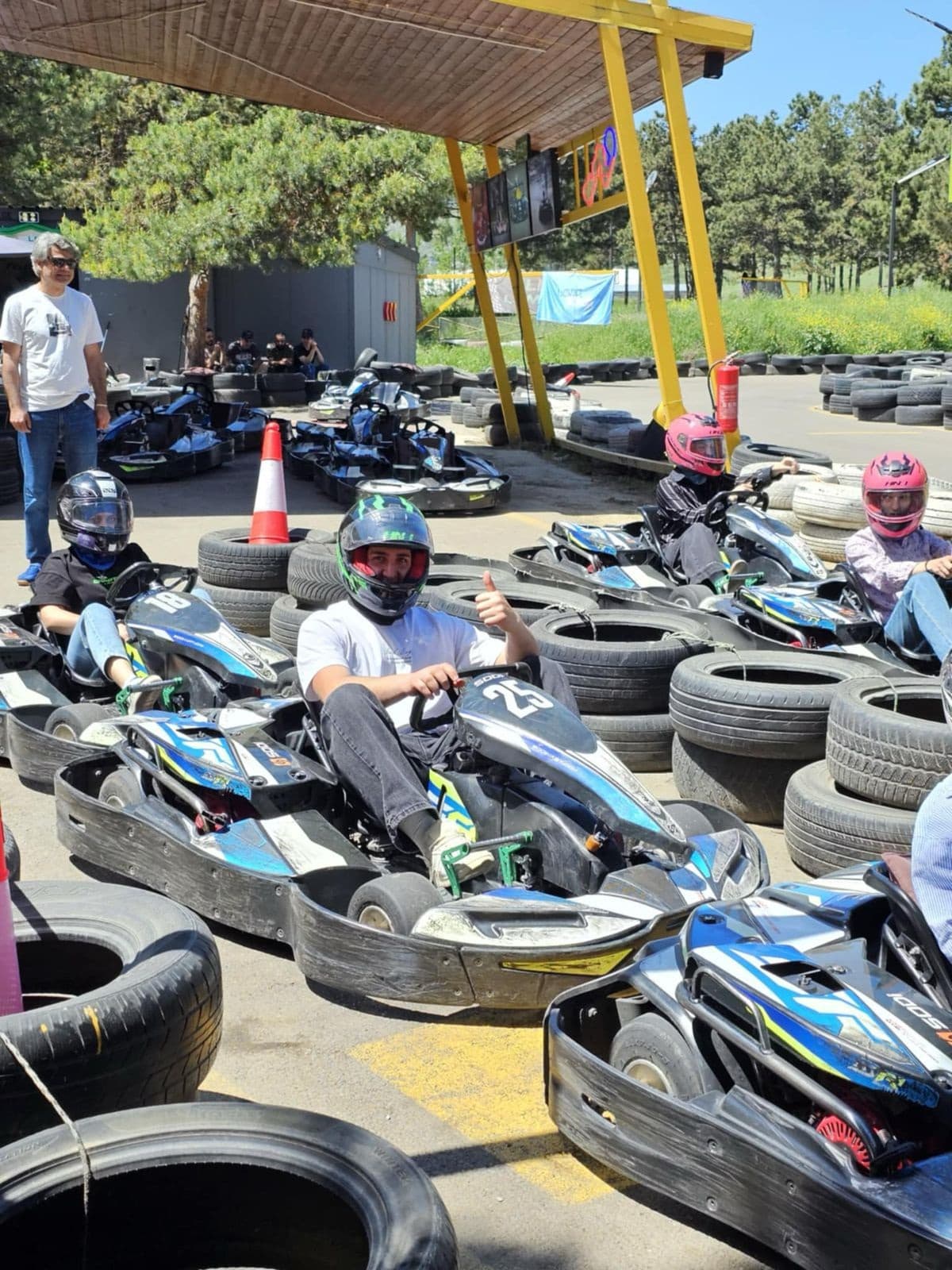 <p style="text-align: justify">ეროვნული თავდაცვის აკადემიის იუნკერთა სასწავლო ბატალიონის იუნკერებმა მონაწილეობა მიიღეს სსიპ ახალგაზრდობის სააგენტოს ორგანიზებით დაგეგმილ მასშტაბურ სტუდენტურ ფესტივალში „სტუდფესტი 2025“, რომელიც მოიცავდა უნივერსიტეტებს შორის სპორტული ტურნირების ჩატარებას, კულტურული და შემოქმედებითი ღონისძიებების გამართვას.</p><p style="text-align: justify">მსგავსი სახის აქტივობებში მონაწილეობის მიღება ხელს უწყობს სხვადასხვა უნივერსიტეტების სტუდენტებს შორის პარტნიორული და მეგობრული ურთიერთობების ჩამოყალიბებასა და აკადემიის შესახებ საზოგადოებაში ცნობადობის ამაღლებას და პოპულარიზაციას.</p>