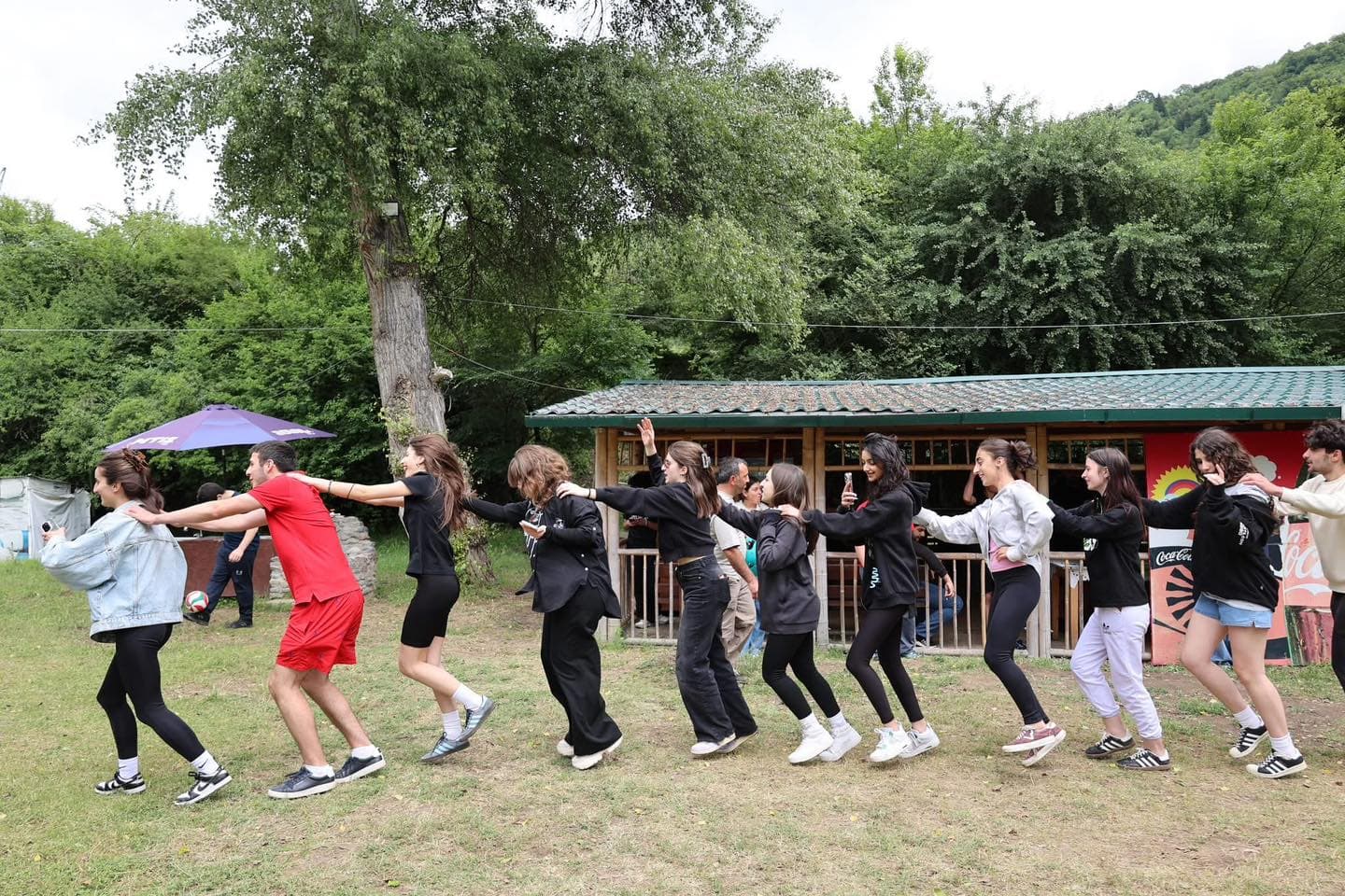 <p style="text-align: justify">ბორჯომის მუნიციპალიტეტის ორგანიზებით ახალგაზრდული ბანაკი ოფიციალურად გაიხსნა.</p><p style="text-align: justify">16-დან 20 წლამდე ახალგაზრდებმა ბანაკის გახსნის დღეს მონაწილეობა მიიღეს სხვადასხვა სპორტულ აქტივობაში - ფრენბურთი, ზიპლაინი, მშვილდ-ისრით სროლა, კედელზე ცოცვა, ჯომარდობა.</p><p style="text-align: justify">მუნიციპალიტეტის მერიის ინფორმაციით, ბანაკის გახსნის ღონისძიებას ბორჯომის მუნიციპალიტეტის საკრებულოს ფრაქცია „ქართული ოცნება - დემოკრატიული საქართველოს“ თავმჯდომარე ლევან თედიაშვილი და ახალგაზრდობასთან ურთიერთობის სპეციალისტი ლანა გიორგიძე დაესწრნენ. მათ ჯანსაღი ცხოვრების წესის მნიშვნელობაზე ისაუბრეს და ახალგაზრდებს წარმატებები უსურვეს.</p><p style="text-align: justify">ბანაკის მონაწილეები დალოცა დეკანოზმა იოანემ (ხეცურიანი).</p><p style="text-align: justify">ახალგაზრდული ბანაკი 21 ივნისს დაიხურება.</p>