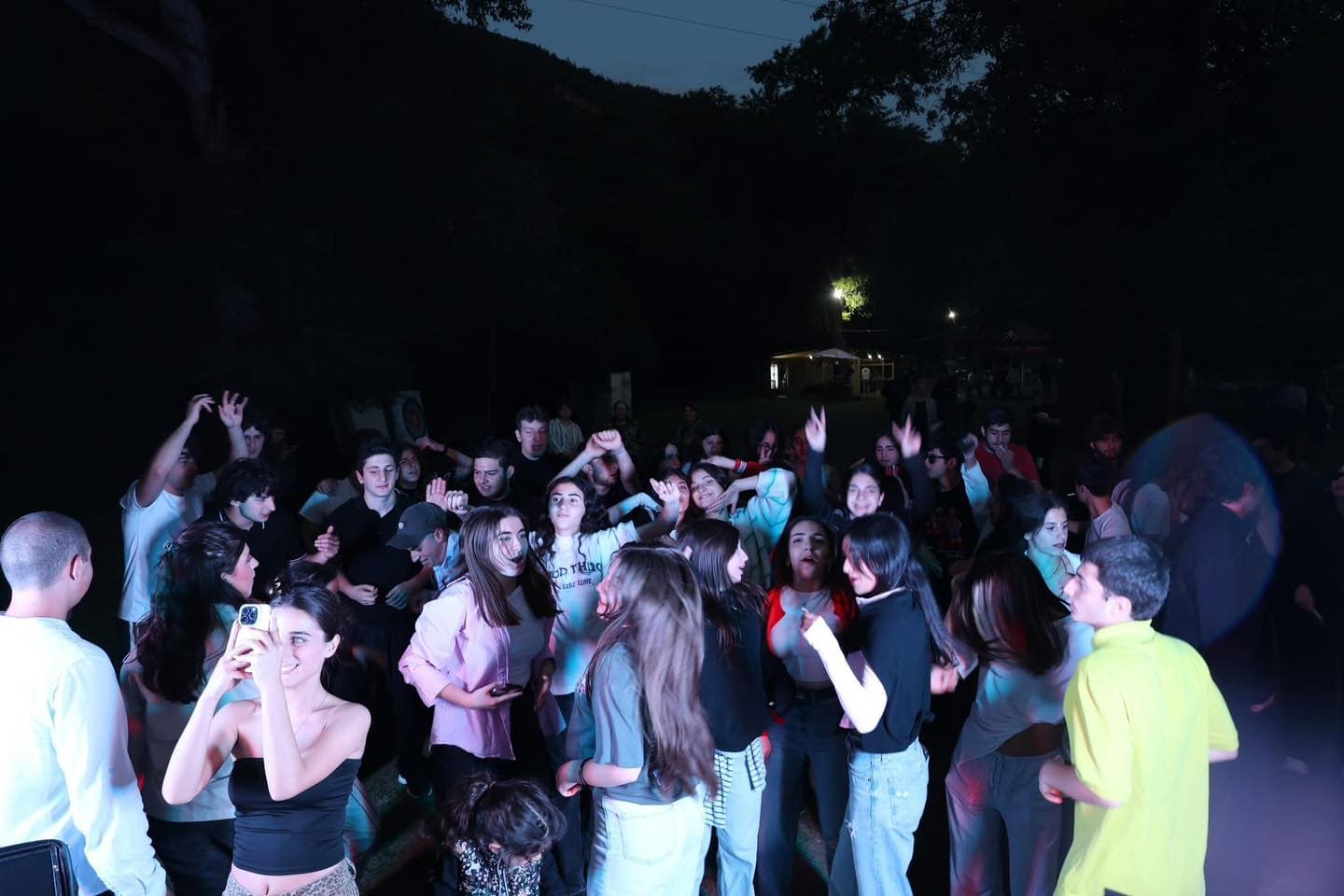 <p style="text-align: justify">ბორჯომის მუნიციპალიტეტის მიერ ორგანიზებული ახალგაზრდული ბანაკი ქართული ესტრადის მომღერლების კონცერტით დაიხურა.</p><p style="text-align: justify">მუნიციპალიტეტის მერიის ინფორმაციით, ბანაკის წევრებს ბორჯომის მუნიციპალიტეტის მერი ოთარ არბოლიშვილი შეხვდა. შეხვედრაზე მოზარდებმა მუნიციპალიტეტის მერისგან მოისმინეს ინფორმაცია ბორჯომის მერიის მიერ განხორციელებული და დაგეგმილი ახალგაზრდული პროგრამებისა და პროექტების შესახებ.</p><p style="text-align: justify">16-დან 20 წლამდე ახალგაზრდებმა მონაწილეობა მიიღეს სხვადასხვა სპორტულ აქტივობაში - ფრენბურთი, ზიპლაინი, მშვილდისრის სროლა, კედელზე ცოცვა, ჯომარდობა.</p><p style="text-align: justify">საღამოს კი ბანაკის მონაწილეების სადღესასწაულო განწყობაზე მომღერალმა ირაკლი ნოზაძემ, თიკა ჯამბურიამ და DJ ალექსანდრე ლორთქიფანიძემ იზრუნეს.</p><p style="text-align: justify"></p>