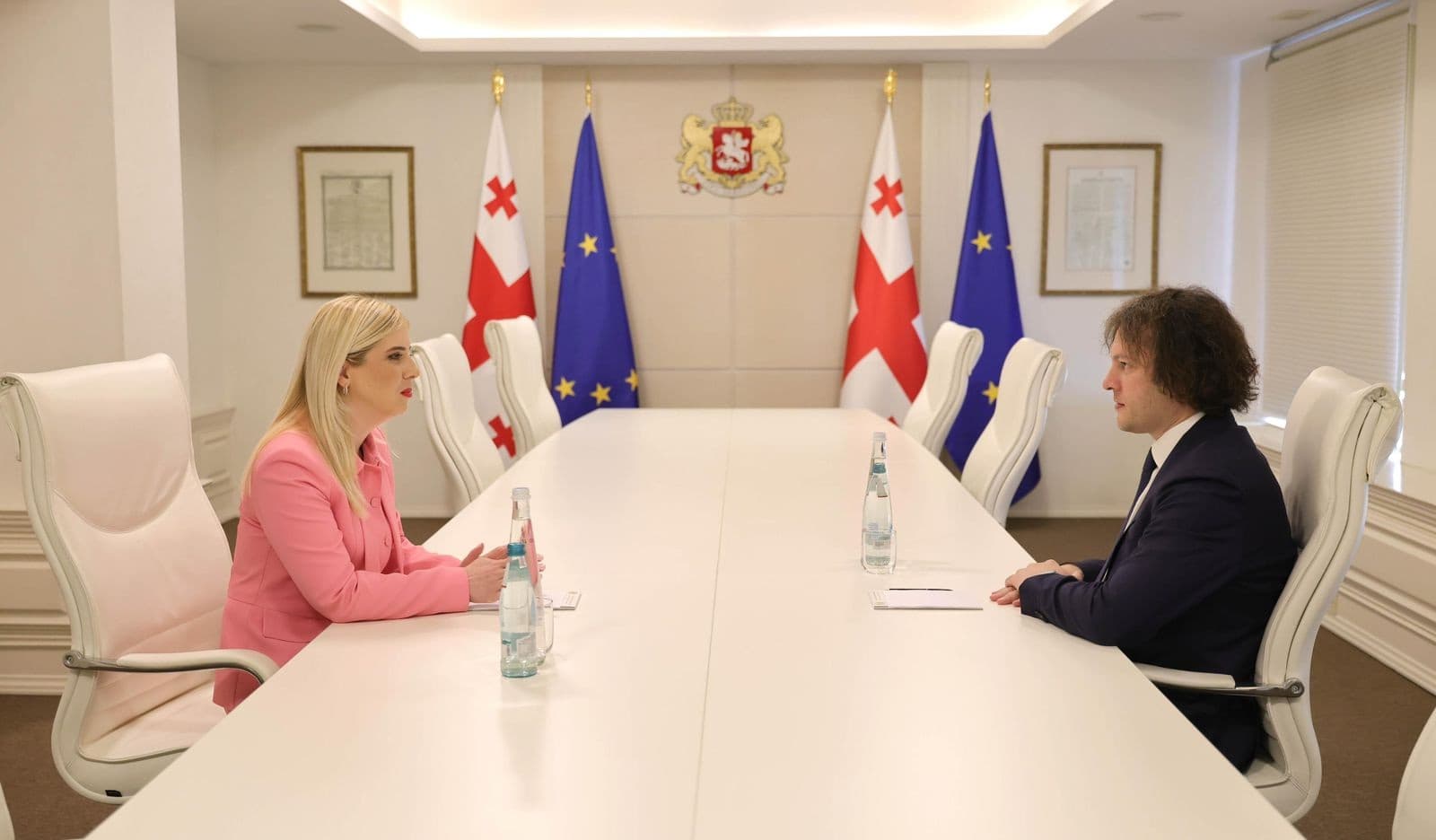 <p style="text-align: justify">პრემიერ-მინისტრი ირაკლი კობახიძე აშშ-სა და უნგრეთში ახლად დანიშნულ ელჩებს, ასევე ევროპის საბჭოში საქართველოს ახალ მუდმივ წარმომადგენელს შეხვდა.</p><p style="text-align: justify">აშშ-ში საქართველოს საგანგებო და სრულუფლებიანი ელჩის პოსტზე თამარ ტალიაშვილი, უნგრეთში - ნიკოლოზ ლალიაშვილი, ევროპის საბჭოში კი საქართველოს მუდმივ წარმომადგენლად ხატია წილოსანი დაინიშნა.</p><p style="text-align: justify">მთავრობის ადმინისტრაციაში გამართულ შეხვედრაზე პრემიერ-მინისტრმა &nbsp;დიპლომატებს მისიების დაწყება მიულოცა და წარმატებები უსურვა.</p><p style="text-align: justify">თამარ ტალიაშვილს აქვს მრავალწლიანი გამოცდილება დიპლომატიურ სამსახურში, საჯარო სექტორსა და აკადემიურ საქმიანობაში. იგი &nbsp;2022 წლიდან დღემდე იკავებდა ევროპის საბჭოსთან საქართველოს მუდმივი წარმომადგენლის პოზიციას. მას მინიჭებული აქვს საგანგებო და სრულუფლებიანი დესპანის დიპლომატიური რანგი. თამარ ტალიაშვილი იყო საქართველოს პარლამენტისა და დედაქალაქის საკრებულოს წევრი.</p><p style="text-align: justify">ნიკოლოზ ლალიაშვილი იკავებდა საქართველოს საგანგებო და სრულუფლებიანი ელჩის პოზიციას ყაზახეთის რესპუბლიკაში. მას აქვს საჯარო სექტორში მუშაობის მრავალწლიანი გამოცდილება, მათ შორის, მუშაობდა საქართველოს თავდაცვის სამინისტროსა და &nbsp;უშიშროების საბჭოში, ის აგრეთვე იყო პარლამენტის წევრი.</p><p style="text-align: justify">ხატია წილოსანი იყო საქართველოს პარლამენტის წევრი, აქვს საერთაშორისო ორგანიზაციებში მუშაობის გამოცდილება. სხვადასხვა წელს ის მუშაობდა გარემოს დაცვისა და სოფლის მეურნეობის სამინისტროში წამყვან პოზიციებზე, მათ შორის, იყო მინისტრის მოადგილე.</p><p style="text-align: justify"><em>ინფორმაციას მთავრობის ადმინისტრაცია ავრცელებს.</em></p><p>&nbsp;</p>