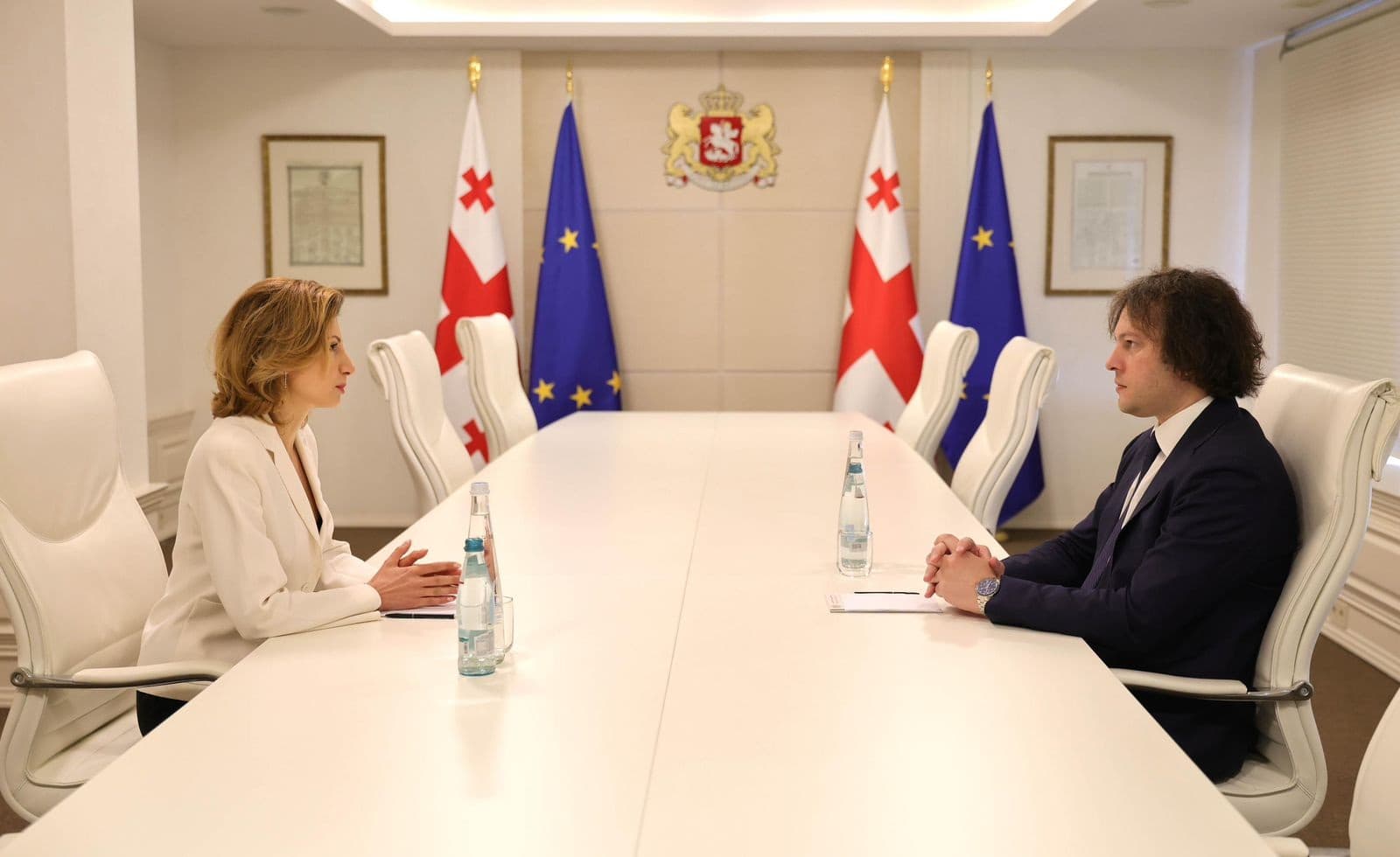 <p style="text-align: justify">პრემიერ-მინისტრი ირაკლი კობახიძე აშშ-სა და უნგრეთში ახლად დანიშნულ ელჩებს, ასევე ევროპის საბჭოში საქართველოს ახალ მუდმივ წარმომადგენელს შეხვდა.</p><p style="text-align: justify">აშშ-ში საქართველოს საგანგებო და სრულუფლებიანი ელჩის პოსტზე თამარ ტალიაშვილი, უნგრეთში - ნიკოლოზ ლალიაშვილი, ევროპის საბჭოში კი საქართველოს მუდმივ წარმომადგენლად ხატია წილოსანი დაინიშნა.</p><p style="text-align: justify">მთავრობის ადმინისტრაციაში გამართულ შეხვედრაზე პრემიერ-მინისტრმა &nbsp;დიპლომატებს მისიების დაწყება მიულოცა და წარმატებები უსურვა.</p><p style="text-align: justify">თამარ ტალიაშვილს აქვს მრავალწლიანი გამოცდილება დიპლომატიურ სამსახურში, საჯარო სექტორსა და აკადემიურ საქმიანობაში. იგი &nbsp;2022 წლიდან დღემდე იკავებდა ევროპის საბჭოსთან საქართველოს მუდმივი წარმომადგენლის პოზიციას. მას მინიჭებული აქვს საგანგებო და სრულუფლებიანი დესპანის დიპლომატიური რანგი. თამარ ტალიაშვილი იყო საქართველოს პარლამენტისა და დედაქალაქის საკრებულოს წევრი.</p><p style="text-align: justify">ნიკოლოზ ლალიაშვილი იკავებდა საქართველოს საგანგებო და სრულუფლებიანი ელჩის პოზიციას ყაზახეთის რესპუბლიკაში. მას აქვს საჯარო სექტორში მუშაობის მრავალწლიანი გამოცდილება, მათ შორის, მუშაობდა საქართველოს თავდაცვის სამინისტროსა და &nbsp;უშიშროების საბჭოში, ის აგრეთვე იყო პარლამენტის წევრი.</p><p style="text-align: justify">ხატია წილოსანი იყო საქართველოს პარლამენტის წევრი, აქვს საერთაშორისო ორგანიზაციებში მუშაობის გამოცდილება. სხვადასხვა წელს ის მუშაობდა გარემოს დაცვისა და სოფლის მეურნეობის სამინისტროში წამყვან პოზიციებზე, მათ შორის, იყო მინისტრის მოადგილე.</p><p style="text-align: justify"><em>ინფორმაციას მთავრობის ადმინისტრაცია ავრცელებს.</em></p><p>&nbsp;</p>