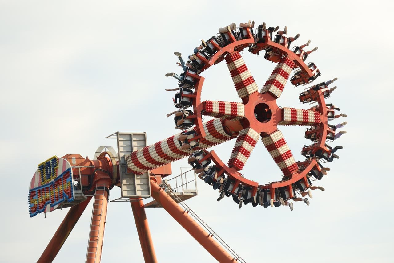 <p style="text-align: justify">შეკვეთილში მდებარე ატრაქციონების პარკი „ციცინათელა“ 2025 წლის სეზონისთვის განსაკუთრებულად მოემზადა. "Starring Georgia-ს“ მიერ ჩატარებული სამუშაოების ფარგლებში, განახლდა არა მხოლოდ ტექნიკური ნაწილი, არამედ შეიცვალა „ციცინათელას“ კონცეფციაც. ამიერიდან საქართველოს ყველაზე ჯადოსნურ გასართობ პარკში მისული ბავშვები ნამდვილ ზღაპარში იმოგზაურებენ და თავგადასავლებით სავსე დაუვიწყარ გამოცდილებას მიიღებენ.</p><p style="text-align: justify">რაც შეეხება ტექნიკურ ნაწილს, პარკში სრულად განახლდა და შეიღება გარე და შიდა ფასადები; განახლდა შემოსასვლელები და სალაროები; შეიცვალა ატრაქციონების დეტალები, სრული რესტავრაცია ჩაუტარდა რამდენიმე ატრაქციონს, შეიღება ატრაქციონების ჯებირები; განახლდა და ტენტით დაიხურა მოსაცდელი ზონები; განახლდა ატრაქციონების ოპერატორების ჯიხურები; სრულად აღდგა დინოზავრების პარკი; ახალი კონცეფციით, სრულად განახლდა კვების ობიექტები; კარტინგების ზონას დაემატა ახალი ტრიბუნა და ახალი მანქანები; პარკში დაირგო ახალი მცენარეები, რომლებმაც უფრო დიდი და მასშტაბური გამწვანება შექმნეს; გამწვანების ნაწილის გარშემო, ჯამში, 2 ათასი მეტრის სიგრძეზე მოეწყო სპეციალური დეკორატიული მოაჯირები; რესტავრაცია ჩაუტარდა სკამებს; განახლდა ლამპიონები; აშენდა ახალი, კეთილმოწყობილი მოსაწევი ზონები; განახლდა ნაგვის ურნები; დასუფთავდა და განახლდა სველი წერტილები; გამკაცრდა პარკის უსაფრთხოების ზომები.</p><p style="text-align: justify">„Starring Georgia-ს“ მენეჯერის ციცი იაშვილის თქმით, პროექტზე მაქსიმალურად დასაქმდა ადგილობრივი მოსახლეობა.</p><p style="text-align: justify">"განსაკუთრებით მიხარია, რომ გამოჩნდნენ ახალი, ნიჭიერი ადამიანები, რომლებმაც, საკუთარი ხელით, საოცრად მოხატეს ჩვენი პარკი. გარემო, რომელიც მათ შექმნეს, უნიკალურია და სხვაგან ვერსად შეგხვდებათ. სწორედ ადგილობრივი კადრებით დავაკომპლექტეთ ციცინათელას გუნდიც, რომელმაც სპეციალური გადამზადება გაიარა.</p><p style="text-align: justify">მუშაობის პროცესში ვცდილობდით, რომ გადაგვერჩინა და გადაგდების ნაცვლად, მეორადი გამოყენება მოგვეძებნა არსებული ნივთებისა თუ მასალებისთვის,“ — ამბობს „Starring Georgia-ს“ მენეჯერი ციცი იაშვილი.</p><p style="text-align: justify">აღსანიშნავია, რომ მნიშვნელოვნადაა შეცვლილი პარკით სარგებლობის წესები, მაგალითად: მოწევა ნებადართულია მხოლოდ სპეციალურად გამოყოფილ ზონებში; ოთხფეხა მეგობარს, რომელიც 7 კილოგრამს აღემატება, აუცილებლად უნდა ეკეთოს ალიკაპი; პარკში არ დაიშვებიან არაფხიზელ მდგომარეობაში მყოფი ადამიანები; ორსულებისა და გულ-სისხლძარღვთა დაავადებების მქონე პირებისთვის არ არის რეკომენდებული გარკვეული ატრაქციონები — თითოეულ ატრაქციონთან სტუმრებს დახვდებათ აბრა, რომელზეც დატანილი იქნება კონკრეტული აკრძალვები და შეზღუდვები. ამ ინფორმაციის გაცნობა და მისი გათვალისწინება აუცილებელია.</p><p style="text-align: justify">შეგახსენებთ, რომ 14.5 ჰექტარზე გადაჭიმული „ციცინათელა“ 2006 წლიდან ფუნქციონირებს. მსგავსი მასშტაბის სამუშაოები პარკში აქამდე არასდროს ჩატარებულა.</p>