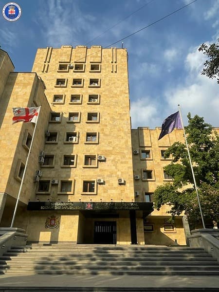 პროკურატურამ თბილისში მომხდარი ფიზიკური დაპირისპირების ფაქტზე სამ პირს ბრალდება წარუდგინა