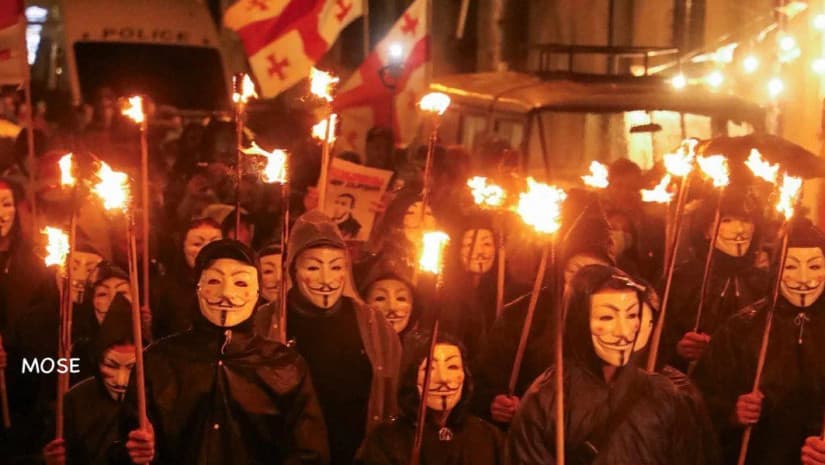 აქციის მონაწილეებმა მთავრობის ადმინისტრაციიდან პარლამენტისკენ მსვლელობით გადაინაცვლეს