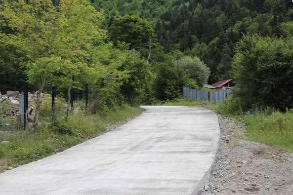 ბორჯომის მუნიციპალიტეტის სოფლებსა და დაბაში შიდა საგზაო ინფრასტრუქტურის მოწყობა მიმდინარეობს