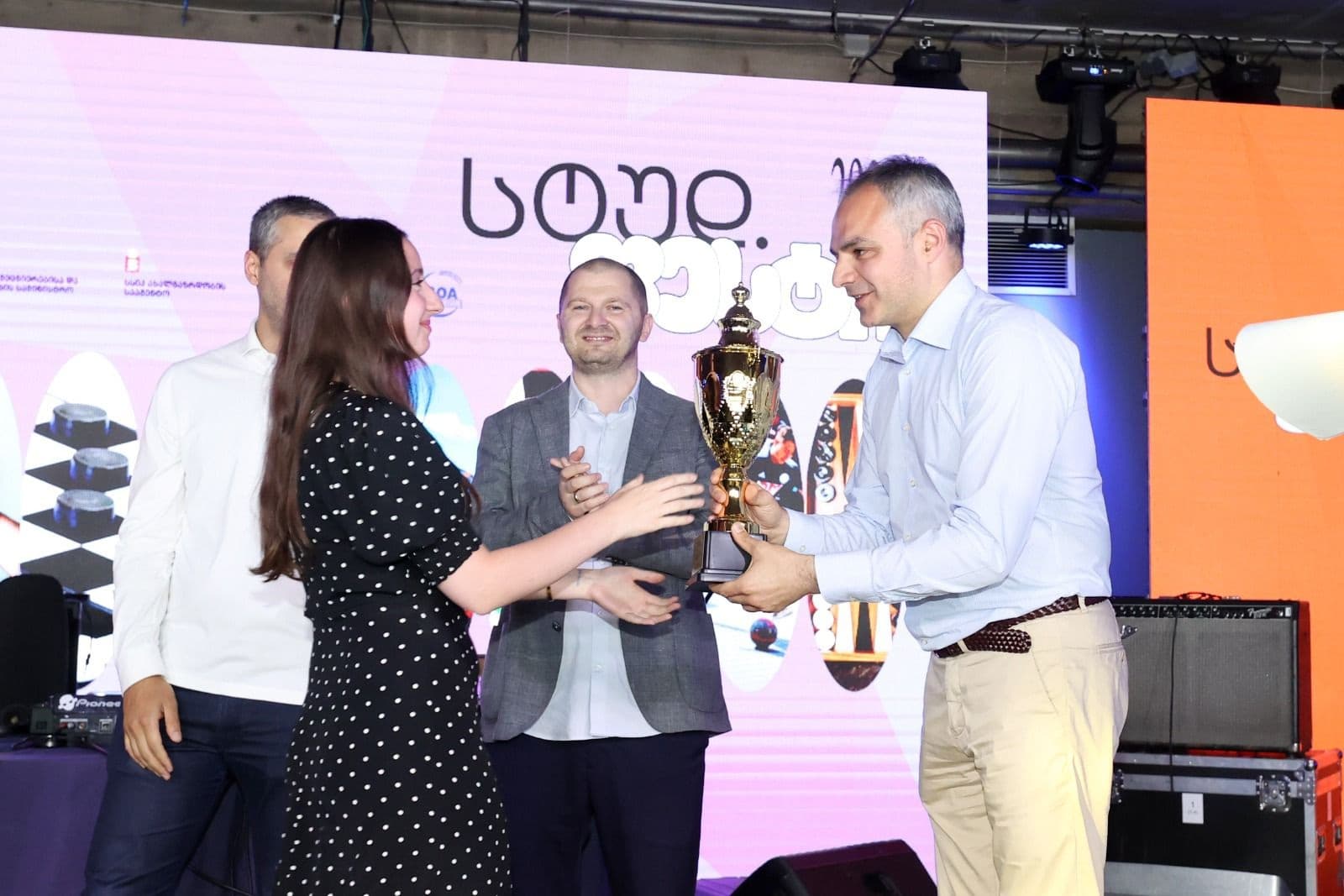 Frontnews image description