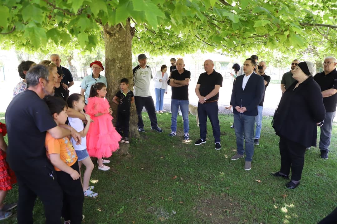 აფხაზეთის მთავრობის თავმჯდომარე ფოცხოეწერში მცხოვრებ დევნილებს შეხვდა