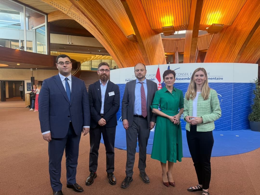 ევროსაბჭოს საპარლამენტო ასამბლეის ფარგლებში თინა ბოკუჩავა ვლადიმერ კარა-მურზას და მის მეუღლეს შეხვდა