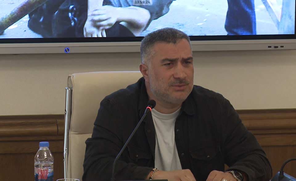 მერაბ ჭიქაშვილი - როგორია, რომ უყურებ, როგორ სცემენ შენ თვალწინ გამეტებით ჟურნალისტ გოგონას და როგორ სცემეს პოლიციელი, რომელიც მას გადაეფარა