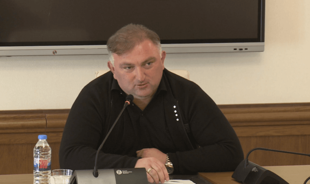 "ვყვიროდი, მეზობლებო, მიშველეთ, მკლავენ-მეთქი, უცებ მომადეს იარაღი და მითხრეს, გადი, თორემ შენს მეზობელთან დაგამთავრებ, აქ დარჩები მკვდარიო"