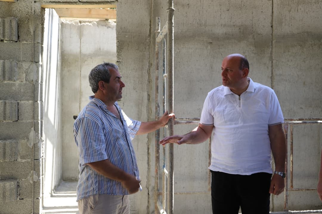 თერჯოლის მუნიციპალიტეტის მერი სოფელ ბარდუბანში, სტიქიის შედეგად დაზარალებული დავით მარგველაშვილის საცხოვრებელი სახლის მშენებლობის მიმდინარეობას გაეცნო