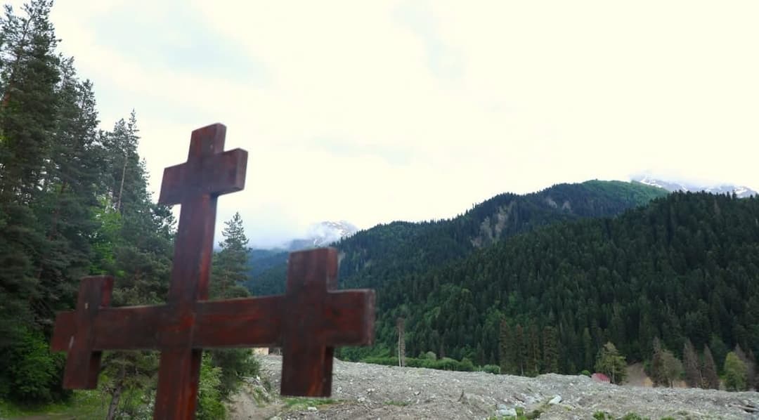 პაპუნა მარგველიძე ადგილობრივი ხელისუფლების წარმომადგენლებთან ერთად, კურორტ შოვში მემორიალის სამშენებლო სამუშაოებს გაეცნო