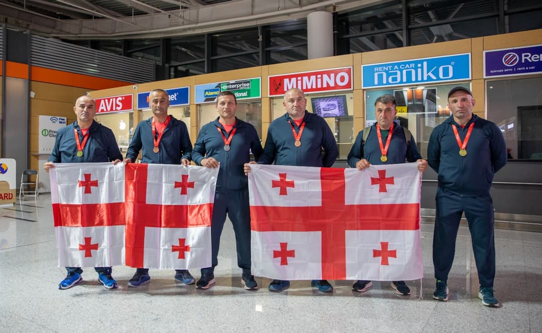 თავდაცვის ძალების დაჭრილ-დაშავებული სამხედროები სპორტულ ღონისძიებაში წარმატებული ასპარეზობის შემდეგ, შოტლანდიიდან სამშობლოში დაბრუნდნენ