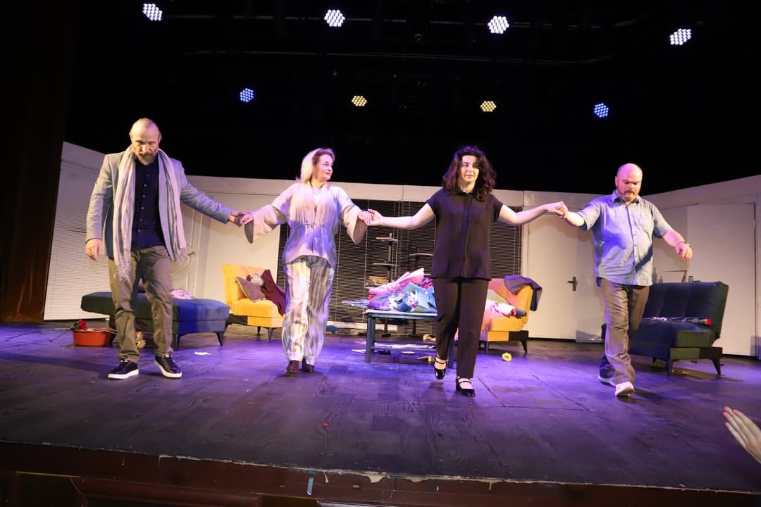 ფესტივალ "თეატრალური იმერეთი 2025"-ის ფარგლებში, თერჯოლის სახალხო თეატრმა მაყურებლის წინაშე "ომის ღმერთი“ წარადგინა