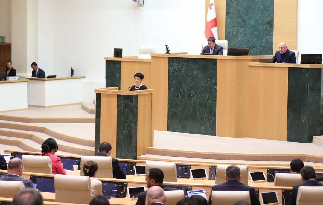 პარლამენტმა დროებით საგამოძიებო კომისიას უფლებამოსილების ვადა ერთი თვით გაუგრძელა