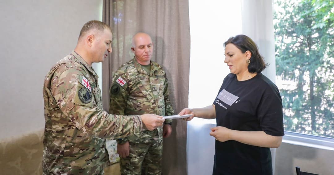სამხედრო გაწვევისა და რეკრუტირების ეროვნული სააგენტოს წარმომადგენლებმა ნებაყოფლობით დარეგისტრირებული წვევამდელების მშობლებს მადლობის წერილები გადასცეს