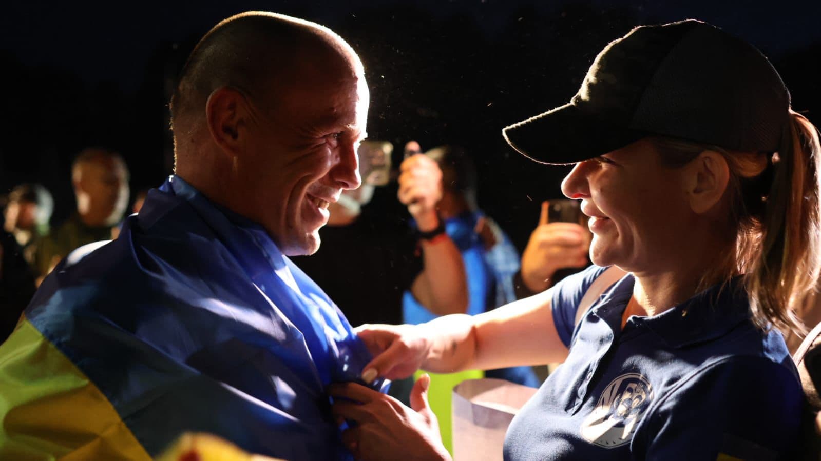 <p style="text-align: justify">უკრაინას და რუსეთს შორის ტყვეების გაცვლის მორიგი ეტაპი შედგა.</p><p style="text-align: justify">ეს უკვე სტამბოლის წინა შეთანხმებების ფარგლებში მეცხრე გაცვლაა.&nbsp;</p><p style="text-align: justify">უკრაინის პრეზიდენტის ვოლოდიმირ ზელენსკის თქმით, სახლებში მძიმედ დაავადებული და მძიმედ დაჭრილი დამცველები დაბრუნდნენ.&nbsp;</p><p style="text-align: justify">"დღეს დაბრუნებული ჯარისკაცები ფრონტის სხვადასხვა მიმართულებით იცავდნენ უკრაინას. მათი მნიშვნელოვანი რაოდენობა სამ წელზე მეტი ხნის განმავლობაში ტყვეობაში იმყოფებოდა. ყველა მიიღებს საჭირო მხარდაჭერას და სამედიცინო მომსახურებას“, - განაცხადა პრეზიდენტმა.</p><p style="text-align: justify">სტამბოლში მიმდინარე წლის მაისში გამართული მოლაპარაკებების პირველი რაუნდის დროს უკრაინა და რუსეთი შეთანხმდნენ ტყვეების მასშტაბურ გაცვლაზე 1000/1000-ზე. ეს შეთანხმება სამ ეტაპად - 23-დან 25 მაისამდე განხორციელდა. ეს გახდა ერთ-ერთი ყველაზე მასშტაბური გაცვლა სრულმასშტაბიანი ომის დაწყების შემდეგ. უკვე 2 ივნისს, თურქეთში გამართული მოლაპარაკებების მეორე რაუნდის დროს, მხარეებმა მიაღწიეს ახალ შეთანხმებას - ყველა მძიმედ დაჭრილის, მძიმედ დაავადებულის, ასევე 18-დან 25 წლამდე ასაკის სამხედრო ტყვეების გაცვლის შესახებ. ამ შეთანხმებების ფარგლებში, ივნისის დასაწყისიდან რვა გაცვლა უკვე განხორციელდა - 9, 10, 12, 14, 19, 20 და 26 რიცხვებში, ასევე 4 ივლისს.</p>