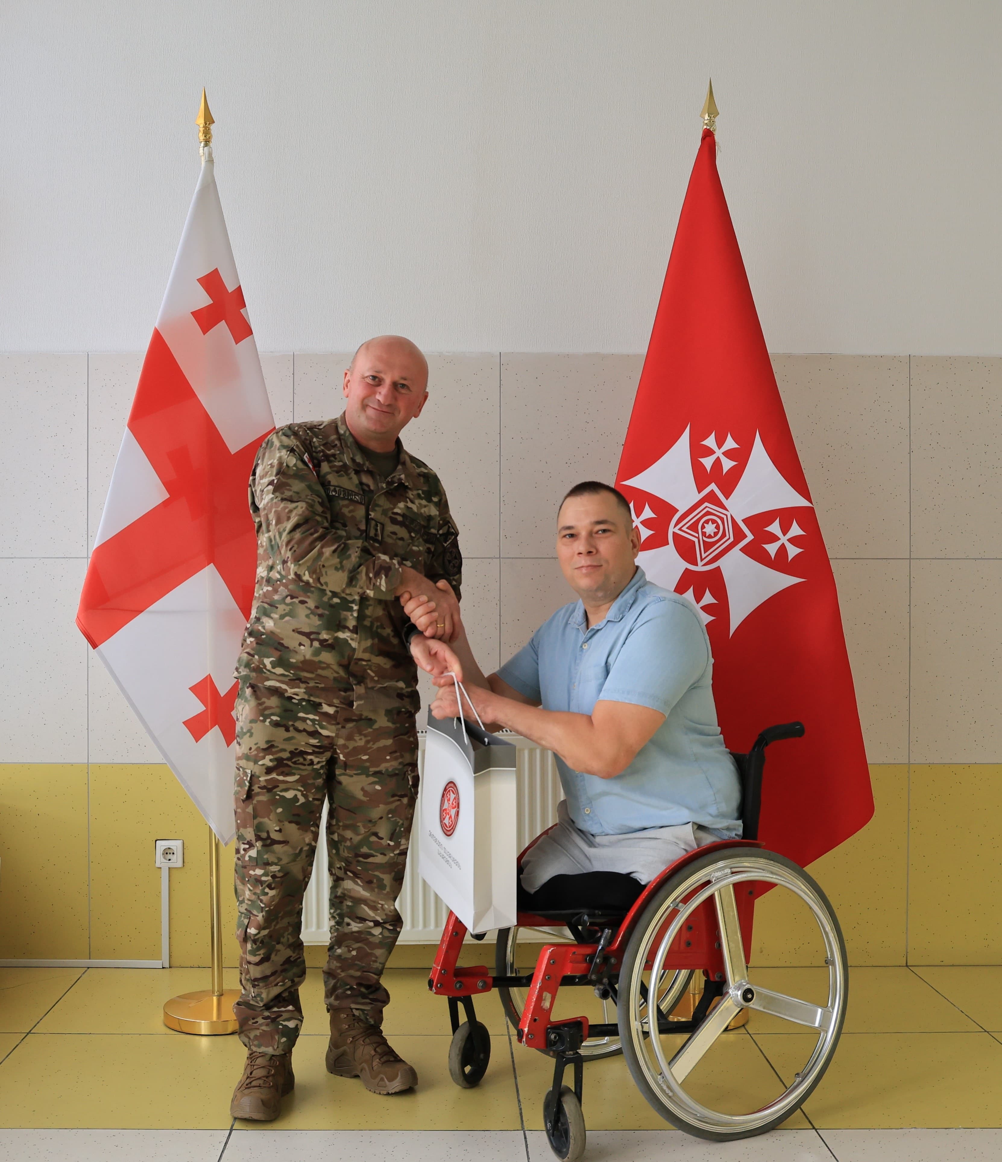 <p style="text-align: justify">ეროვნული თავდაცვის აკადემიაში დაჭრილ-დაშავებული სამხედროების კვირეულის ფარგლებში დაჭრილ მებრძოლებს ფასიანი საჩუქრები გადაეცათ.</p><p style="text-align: justify">აკადემიის რექტორმა ბრიგადის გენერალმა მამია ბალახაძემ დაჭრილ-დაშავებულ მებრძოლებს მიმართა და აღნიშნა ის დიდი ღვაწლი, რაც მათ გასწიეს სამშობლოს ნათელი და მშვიდობიანი მომავლის უზრუნველსაყოფად, ასევე რექტორმა ხაზი გაუსვა, რომ დაჭრილ-დაშავებულ მეომართა მსახური ეროვნული თავდაცვის აკადემიაში არის უდიდესი მოტივაციის მიმცემი თითოეული იუნკერისა და მსმენელისათვის.</p><p style="text-align: justify">დასასრულს რექტორმა დაჭრილ-დაშავებულ მებრძოლებს სამშობლოს სამსახურისთვის მადლობა გადაუხადა.</p>