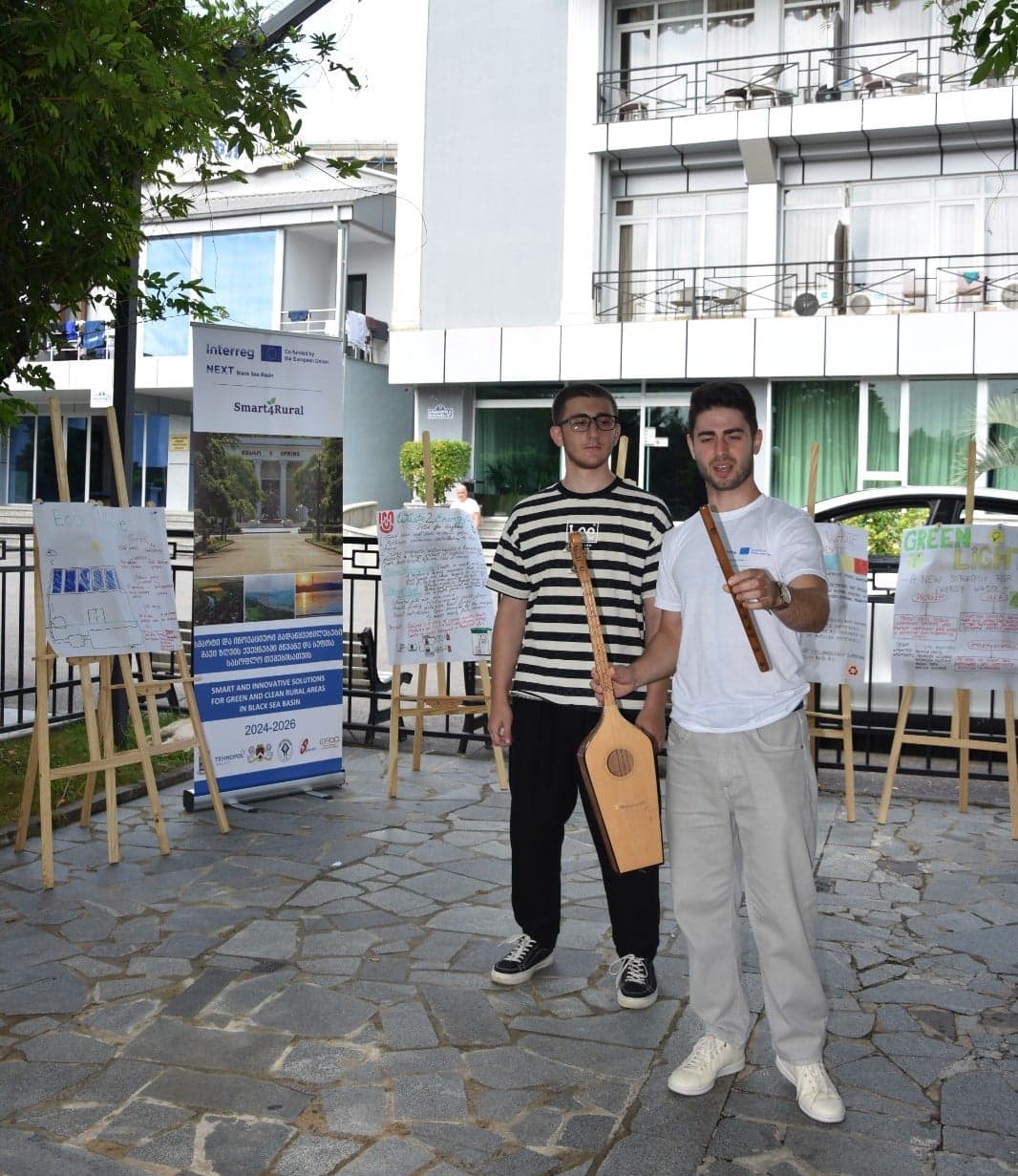 <p style="text-align: justify">საერთაშორისო პროექტის „სმარტი და ინოვაციური გადაწყვეტილებები შავი ზღვის ქვეყნებში მწვანე და სუფთა სასოფლო თემებისთვის – Smart4Rural“ ფარგლებში, 2025 წლის 21-25 ივლისს, ქალაქ წყალტუბოში „ეკოინოვაციების აკადემიის“ მონაწილეებმა სხვადასხვა საინტერესო და კრეატიული აქტივობები განახორციელეს. </p><p style="text-align: justify">კერძოდ, ეკოინოვაციური იდეების იდეათონი, სადაც ახალგაზრდების მიერ მრავალი საინტერესო პროექტი იქნა წარმოდგენილი.</p><p style="text-align: justify">აღსანიშნავია, რომ საუკეთესო იდეები რეკომენდებული იქნა დანერგვისათვის.</p><p style="text-align: justify">ეკოინოვაციების აკადემიის დასკვნითი ღონისძიება მიეძღვნა მონაწილეთა ქვეყნების ისტორიისა და კულტურული ტრადიციების გაცნობა-გაზიარებას, რომელიც ხალისიანად &nbsp;წარიმართა.&nbsp;</p><p style="text-align: justify">"ეკოინოვაციების აკადემია“ მიზნად ისახავდა ახალგაზრდებში ინოვაციური აზროვნების და &nbsp;პრაქტიკული უნარების განვითარების ხელშეწყობას, გარემოსდაცვითი &nbsp;ცნობიერების ამაღლებასა და სმარტიდეების მხარდაჭერას.&nbsp;</p>