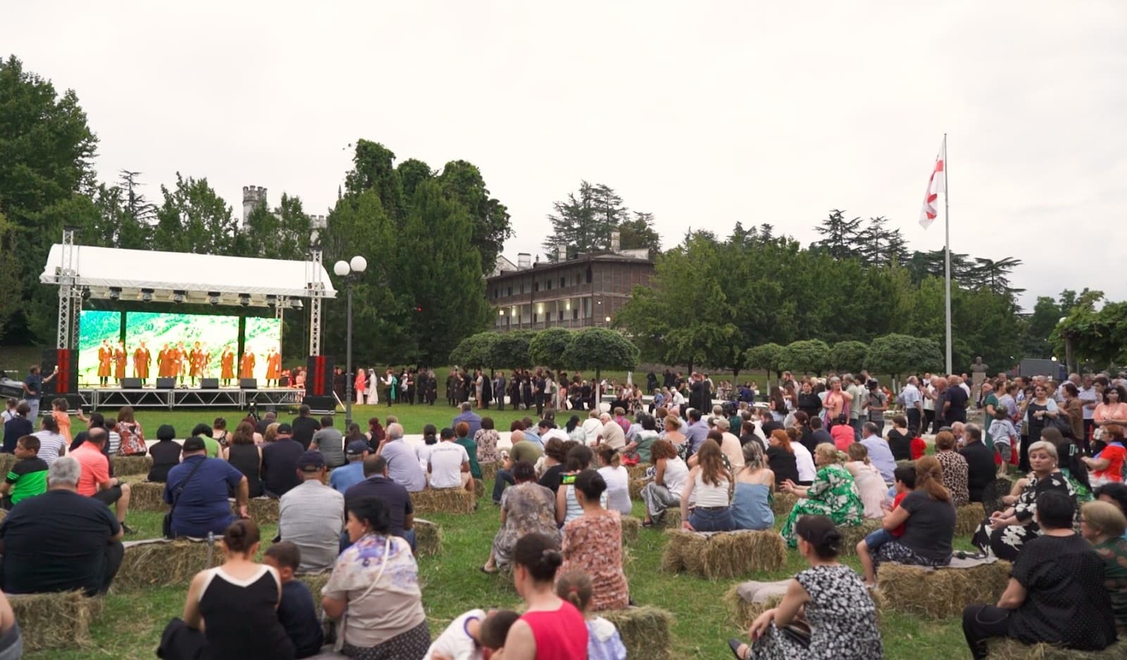 <p style="text-align: justify">ზუგდიდში პოლიკარპე ხუბულავას სახელობის ფოლკლორის V საერთაშორისო ფესტივალი "კოლხი და...“ ჩატარდა.</p><p style="text-align: justify">&nbsp;ფესტივალი 14 ივლისს, უფლისწულ ნიკო დადიანის სასახლეში, საქართველოს სახალხო არტისტის, ლოტბარისა და საზოგადო მოღვაწის ჯემალ ჭკუასელის 90 წლის იუბილესადმი მიძღვნილი გამოფენითა და კონცერტით - ,,ჯემალ ჭკუასელი 90“ გაიხსნა.</p><p style="text-align: justify">გამოფენაზე წარმოდგენილი იყო უნიკალური საოჯახო ფოტოები და ვიდეომასალა.</p><p style="text-align: justify">გამოფენა ხელოვნების სასახლისა და დადიანების სასახლის მუზეუმების თანამშრომლობით მოეწყო და ივლისის ბოლომდე გაგრძელდება.</p><p style="text-align: justify">ფესტივალი გალა-კონცერტით დაიხურა, რომელშიც უცხოური და ქართული სახელმწიფო აკადემიური და მუნიციპალური ფოლკლორული ანსამბლები მონაწილეობდნენ. მოეწყო ტრადიციული რეწვის ოსტატების გამოფენა-გაყიდვა.</p><p style="text-align: justify">"წელს უკვე მეხუთედ ჩატარდა ძალიან ლამაზ ტრადიციად ჩამოყალიბებული პოლიკარპე ხუბულავას ფოლკლორის საერთაშორისო ფესტივალი. ამ დღისთვის განსაკუთრებულად ემზადება ზუგდიდი. ძალიან დიდი მადლობა მინდა გადავუხადო ფესტივალის ყველა მონაწილეს, ყველა ანსამბლს. &nbsp;</p><p style="text-align: justify">ძალიან მნიშვნელოვანია, რომ ჩვენს ჰანგებს სიყვარულით ვუგზავნით აფხაზ და-ძმებს. დარწმუნებული ვართ, რომ სწორედ ჩვენი საერთო კულტურა, საერთო სამშობლო კიდევ ერთხელ გაგვაერთიანებს და ერთად ვიზრუნებთ ჩვენი ქვეყნის მომავალი განვითარებისთვის”, - განაცხადა ზუგდიდის მერმა მამუკა წოწერიამ.</p><p style="text-align: justify">ღონისძიების წამყვანი იყო საქართველოს ხელოვნების სასახლის დირექტორი გიორგი კალანდია.</p><p style="text-align: justify">პოლიკარპე ხუბულავას სახელობის ფოლკლორის V საერთაშორისო ფესტივალი "კოლხი და...“ ზუგდიდის მუნიციპალიტეტის მერიის მხარდაჭერითა და ზუგდიდის მუნიციპალიტეტის ხელოვნებისა და კულტურის განვითარების ცენტრის ინიციატივით დაფუძნდა.</p><p style="text-align: justify">ფესტივალის პრიორიტეტია ქართული ხალხური სიმღერების ავთენტურობის და საშემსრულებლო მანერის შენარჩუნება, შემოქმედებითი განვითარება, გამორჩეული ინდივიდუალური შემსრულებლებისა და ანსამბლების გამოვლენა, ფოლკლორის უნიკალური ნიმუშების გაცნობა-პოპულარიზაცია.</p><p style="text-align: justify">ფესტივალის ფარგლებში ყოველწლიურად ეწყობა ღვაწლმოსილი ლოტბარების, ინდივიდუალური შემსრულებლების, ფოლკლორული ანსამბლების ფოტოგამოფენა და ტრადიციული რეწვის ოსტატების ნამუშევრების გამოფენა-გაყიდვა.</p><p style="text-align: justify">&nbsp;</p>