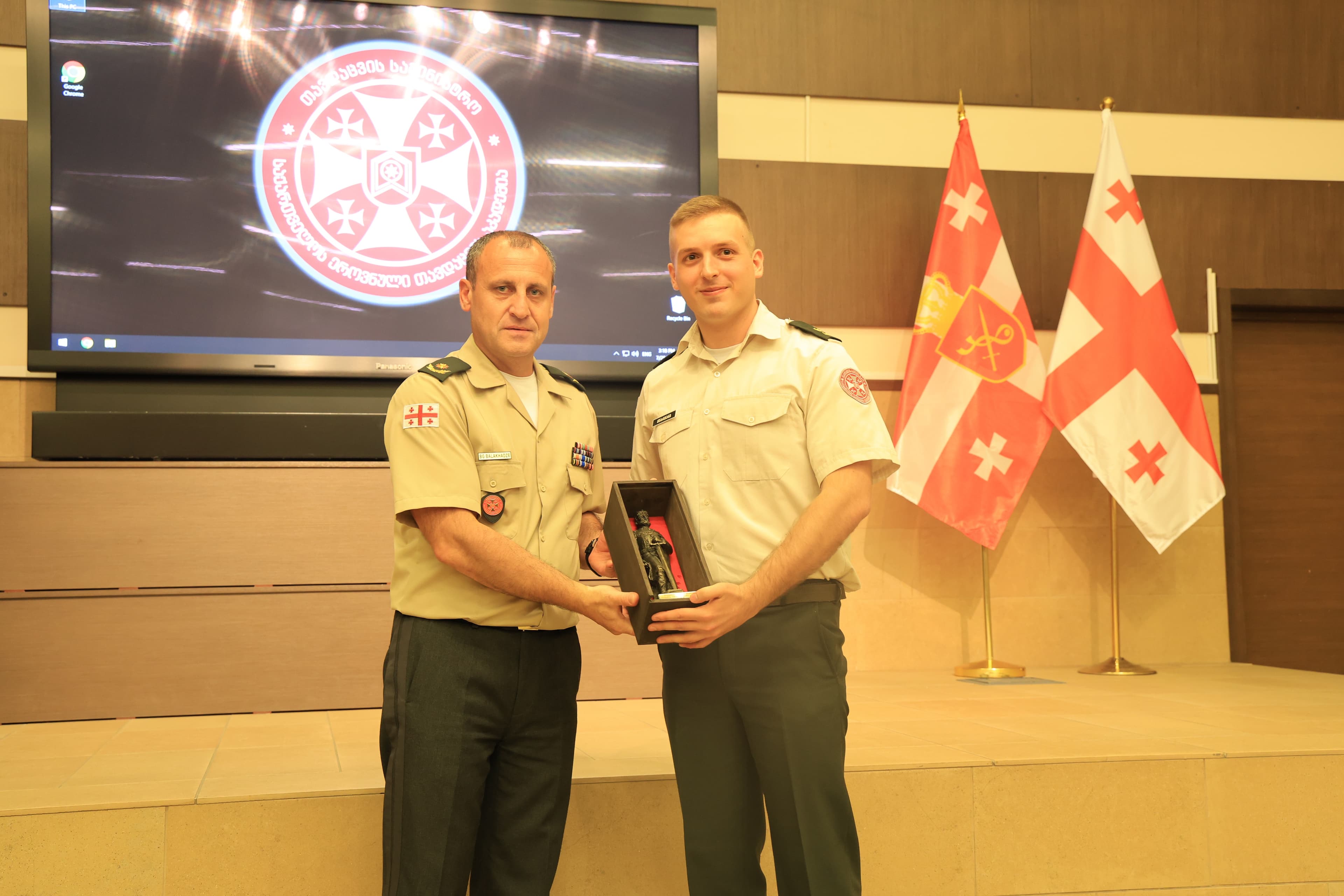 <p style="text-align: justify">სსიპ - დავით აღმაშენებლის სახელობის საქართველოს ეროვნული თავდაცვის აკადემიაში, აკადემიის მაგისტრატურის კურსდამთავრებულთა გამოშვების ცერემონიალი გაიმართა.</p><p style="text-align: justify">ღონისძიებას საპატიო სტუმრის რანგში ესწრებოდნენ თავდაცვის მინისტრის მოადგილე გრიგოლ გიორგაძე, თავდაცვის ძალების მეთაურის მოადგილე გენერალ-მაიორი ირაკლი ჭიჭინაძე და სახელმწიფოს სხვადასხვა უწყებების წარმომადგენლები.</p><p style="text-align: justify">აკადემიის რექტორმა, ბრიგადის გენერალმა მამია ბალახაძემ კურსდამთავრებულებს მიულოცა მაგისტრატურის დასრულება და წარმატებები უსურვა შემდგომ საქმიანობაში.</p><p style="text-align: justify">რექტორმა თავის სიტყვაში ხაზი გაუსვა იმ პროგრესსა და სიახლეებზე, რაც აკადემიაში ხორციელდება და აღნიშნა, რომ „აკადემია მუდმივ რეჟიმში ახორციელებს უკვე არსებული სამაგისტრო პროგრამების განვითარებას და ახალი პროგრამების დამატებას. წელს პირველად მიღება გამოვაცხადეთ ახალ საერთაშორისო ურთიერთობებისა და დიპლომატიის სამაგისტრო პროგრამებზე“.</p><p style="text-align: justify">სიტყვით გამოსვლისას რექტორმა მადლობა გადაუხადა მაგისტრატურის აკადემიურ პერსონალს, პირად შემადგენლობას და კურსდამთავრებულთა ოჯახის წევრებს.</p><p style="text-align: justify">ეროვნული თავდაცვის აკადემიის მაგისტრატურის მიმართულებაზე წარმატებით ხორციელდება თავდაცვის ანალიზის, უსაფრთხოების კვლევებისა და სახელმწიფო რესურსების მართვის სამაგისტრო პროგრამები. აღნიშნული პროგრამები წელს 26-მა მაგისტრანტმა დაამთავრა.</p><p style="text-align: justify">ღონისძიების დასასრულს რექტორმა მაგისტრატურის პირადი შემადგენლობა და პროფესორ-მასწავლებლები დაკისრებული მოვალეობის კეთილსინდისიერად და მაღალხარისხოვნად შესრულებისთვის სტატუეტებით „დავით აღმაშენებელი“ და "საპატიო სიგელით" დააჯილდოვა.</p>