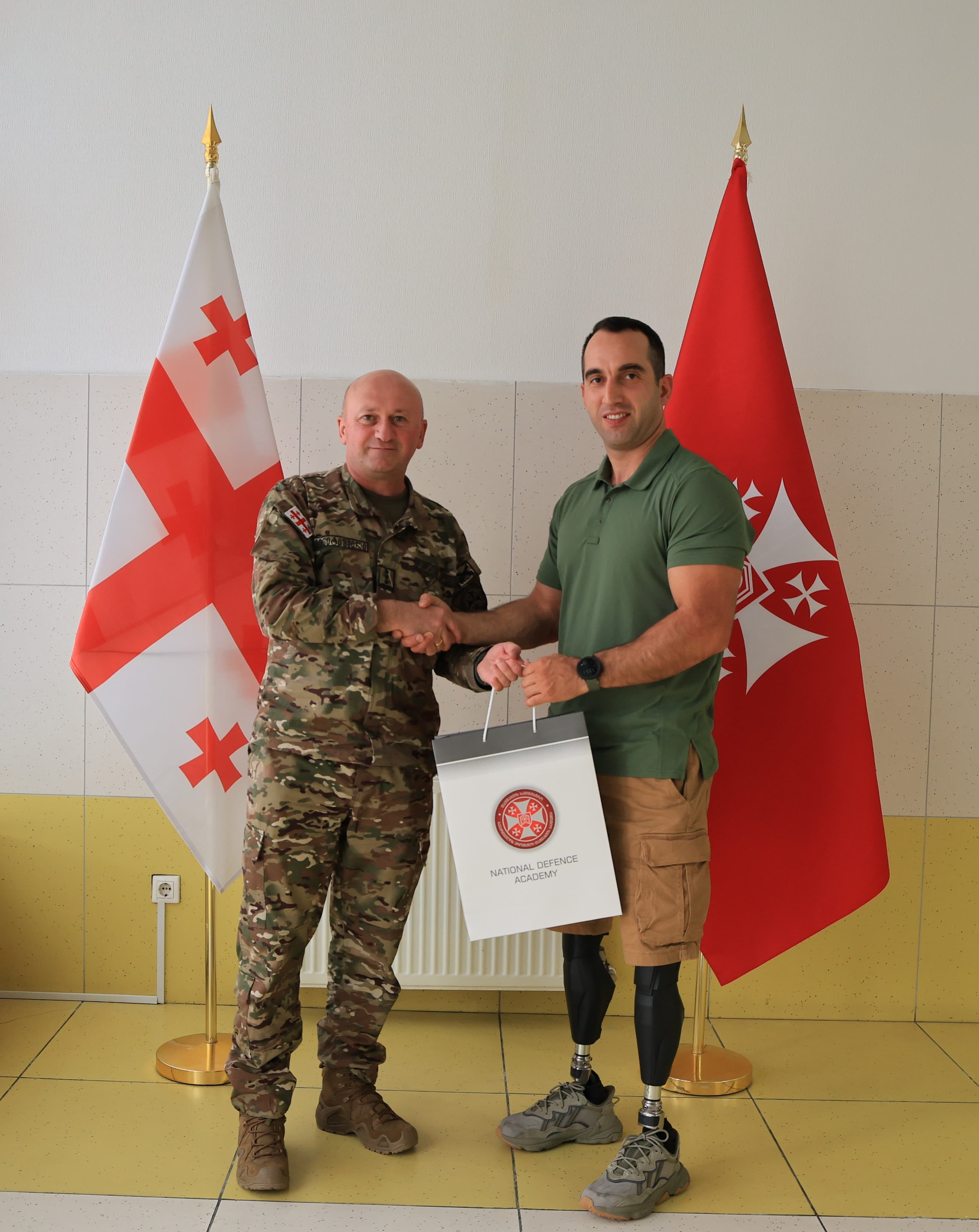 <p style="text-align: justify">ეროვნული თავდაცვის აკადემიაში დაჭრილ-დაშავებული სამხედროების კვირეულის ფარგლებში დაჭრილ მებრძოლებს ფასიანი საჩუქრები გადაეცათ.</p><p style="text-align: justify">აკადემიის რექტორმა ბრიგადის გენერალმა მამია ბალახაძემ დაჭრილ-დაშავებულ მებრძოლებს მიმართა და აღნიშნა ის დიდი ღვაწლი, რაც მათ გასწიეს სამშობლოს ნათელი და მშვიდობიანი მომავლის უზრუნველსაყოფად, ასევე რექტორმა ხაზი გაუსვა, რომ დაჭრილ-დაშავებულ მეომართა მსახური ეროვნული თავდაცვის აკადემიაში არის უდიდესი მოტივაციის მიმცემი თითოეული იუნკერისა და მსმენელისათვის.</p><p style="text-align: justify">დასასრულს რექტორმა დაჭრილ-დაშავებულ მებრძოლებს სამშობლოს სამსახურისთვის მადლობა გადაუხადა.</p>