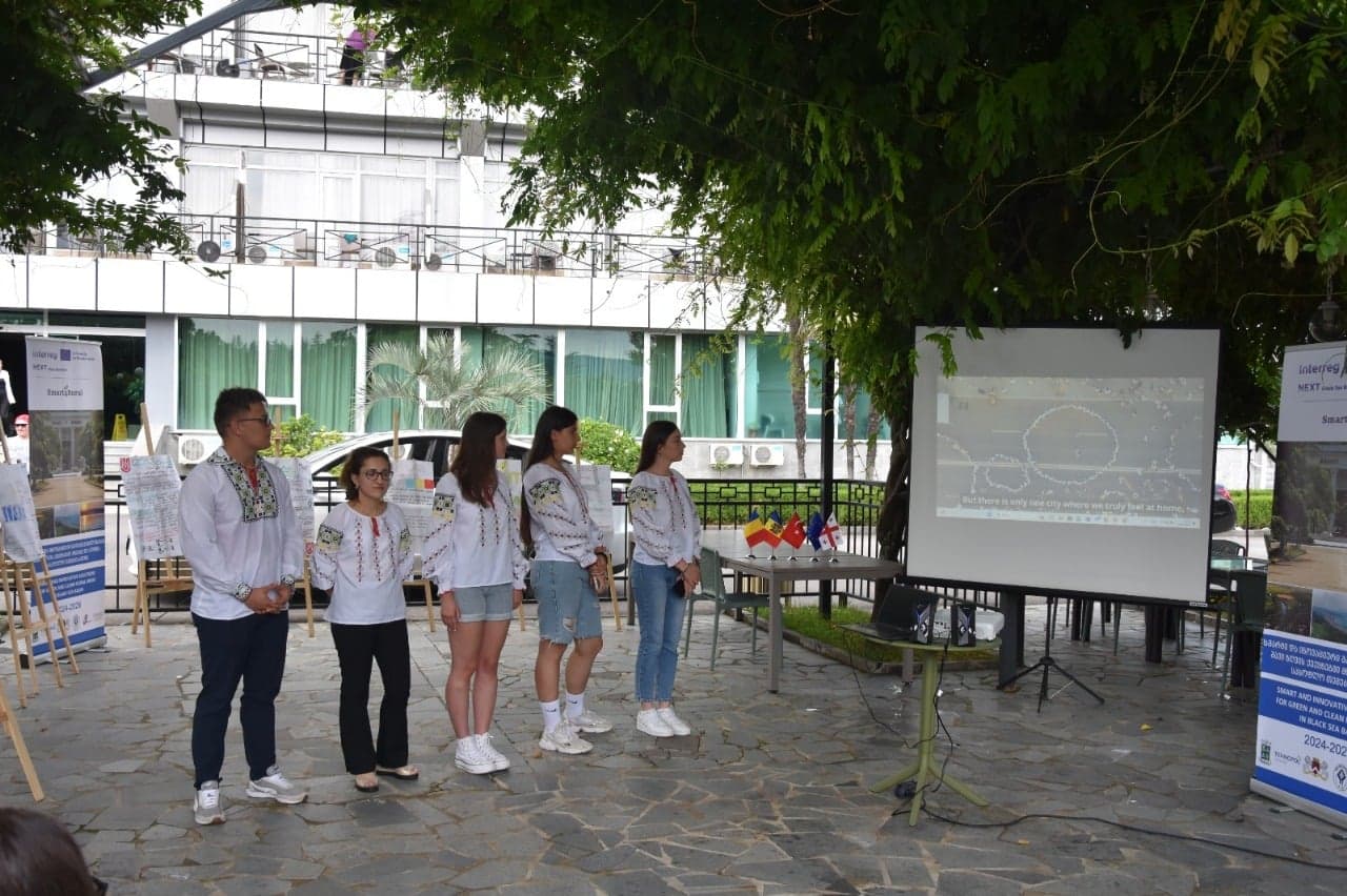 <p style="text-align: justify">საერთაშორისო პროექტის „სმარტი და ინოვაციური გადაწყვეტილებები შავი ზღვის ქვეყნებში მწვანე და სუფთა სასოფლო თემებისთვის – Smart4Rural“ ფარგლებში, 2025 წლის 21-25 ივლისს, ქალაქ წყალტუბოში „ეკოინოვაციების აკადემიის“ მონაწილეებმა სხვადასხვა საინტერესო და კრეატიული აქტივობები განახორციელეს. </p><p style="text-align: justify">კერძოდ, ეკოინოვაციური იდეების იდეათონი, სადაც ახალგაზრდების მიერ მრავალი საინტერესო პროექტი იქნა წარმოდგენილი.</p><p style="text-align: justify">აღსანიშნავია, რომ საუკეთესო იდეები რეკომენდებული იქნა დანერგვისათვის.</p><p style="text-align: justify">ეკოინოვაციების აკადემიის დასკვნითი ღონისძიება მიეძღვნა მონაწილეთა ქვეყნების ისტორიისა და კულტურული ტრადიციების გაცნობა-გაზიარებას, რომელიც ხალისიანად &nbsp;წარიმართა.&nbsp;</p><p style="text-align: justify">"ეკოინოვაციების აკადემია“ მიზნად ისახავდა ახალგაზრდებში ინოვაციური აზროვნების და &nbsp;პრაქტიკული უნარების განვითარების ხელშეწყობას, გარემოსდაცვითი &nbsp;ცნობიერების ამაღლებასა და სმარტიდეების მხარდაჭერას.&nbsp;</p>