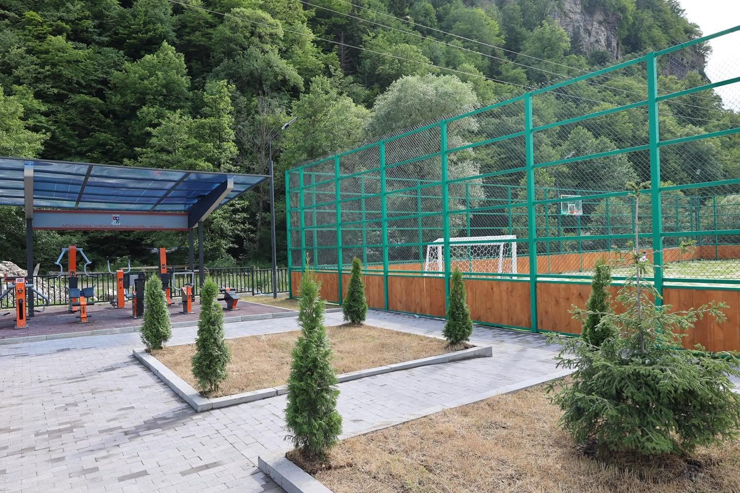 <p style="text-align: justify">საკურორტო სოფელ ტიმოთესუბანში სპორტული მოედნის და დასასვენებელი სივრცის მოწყობა დასრულდა.</p><p style="text-align: justify">ბორჯომის მუნიციპალიტეტის მერიის ინფორმაციით, პროექტის ფარგლებში, თანამედროვე სტანდარტების შესაბამისი სპორტული მოედანი მოეწყო. მოსასვენებელ სივრცეში გამწვანების სამუშაოები განხორციელდა, დამონტაჟდა გარე განათების ლამპიონები და საპარკო სკამები.</p><p style="text-align: justify">სამუშაოები ბორჯომის მუნიციპალიტეტის დაფინანსებით განხორციელდა.</p>