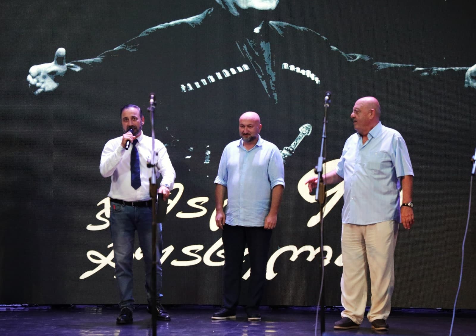 <p style="text-align: justify">ზუგდიდში პოლიკარპე ხუბულავას სახელობის ფოლკლორის V საერთაშორისო ფესტივალი "კოლხი და...“ ჩატარდა.</p><p style="text-align: justify">&nbsp;ფესტივალი 14 ივლისს, უფლისწულ ნიკო დადიანის სასახლეში, საქართველოს სახალხო არტისტის, ლოტბარისა და საზოგადო მოღვაწის ჯემალ ჭკუასელის 90 წლის იუბილესადმი მიძღვნილი გამოფენითა და კონცერტით - ,,ჯემალ ჭკუასელი 90“ გაიხსნა.</p><p style="text-align: justify">გამოფენაზე წარმოდგენილი იყო უნიკალური საოჯახო ფოტოები და ვიდეომასალა.</p><p style="text-align: justify">გამოფენა ხელოვნების სასახლისა და დადიანების სასახლის მუზეუმების თანამშრომლობით მოეწყო და ივლისის ბოლომდე გაგრძელდება.</p><p style="text-align: justify">ფესტივალი გალა-კონცერტით დაიხურა, რომელშიც უცხოური და ქართული სახელმწიფო აკადემიური და მუნიციპალური ფოლკლორული ანსამბლები მონაწილეობდნენ. მოეწყო ტრადიციული რეწვის ოსტატების გამოფენა-გაყიდვა.</p><p style="text-align: justify">"წელს უკვე მეხუთედ ჩატარდა ძალიან ლამაზ ტრადიციად ჩამოყალიბებული პოლიკარპე ხუბულავას ფოლკლორის საერთაშორისო ფესტივალი. ამ დღისთვის განსაკუთრებულად ემზადება ზუგდიდი. ძალიან დიდი მადლობა მინდა გადავუხადო ფესტივალის ყველა მონაწილეს, ყველა ანსამბლს. &nbsp;</p><p style="text-align: justify">ძალიან მნიშვნელოვანია, რომ ჩვენს ჰანგებს სიყვარულით ვუგზავნით აფხაზ და-ძმებს. დარწმუნებული ვართ, რომ სწორედ ჩვენი საერთო კულტურა, საერთო სამშობლო კიდევ ერთხელ გაგვაერთიანებს და ერთად ვიზრუნებთ ჩვენი ქვეყნის მომავალი განვითარებისთვის”, - განაცხადა ზუგდიდის მერმა მამუკა წოწერიამ.</p><p style="text-align: justify">ღონისძიების წამყვანი იყო საქართველოს ხელოვნების სასახლის დირექტორი გიორგი კალანდია.</p><p style="text-align: justify">პოლიკარპე ხუბულავას სახელობის ფოლკლორის V საერთაშორისო ფესტივალი "კოლხი და...“ ზუგდიდის მუნიციპალიტეტის მერიის მხარდაჭერითა და ზუგდიდის მუნიციპალიტეტის ხელოვნებისა და კულტურის განვითარების ცენტრის ინიციატივით დაფუძნდა.</p><p style="text-align: justify">ფესტივალის პრიორიტეტია ქართული ხალხური სიმღერების ავთენტურობის და საშემსრულებლო მანერის შენარჩუნება, შემოქმედებითი განვითარება, გამორჩეული ინდივიდუალური შემსრულებლებისა და ანსამბლების გამოვლენა, ფოლკლორის უნიკალური ნიმუშების გაცნობა-პოპულარიზაცია.</p><p style="text-align: justify">ფესტივალის ფარგლებში ყოველწლიურად ეწყობა ღვაწლმოსილი ლოტბარების, ინდივიდუალური შემსრულებლების, ფოლკლორული ანსამბლების ფოტოგამოფენა და ტრადიციული რეწვის ოსტატების ნამუშევრების გამოფენა-გაყიდვა.</p><p style="text-align: justify">&nbsp;</p>