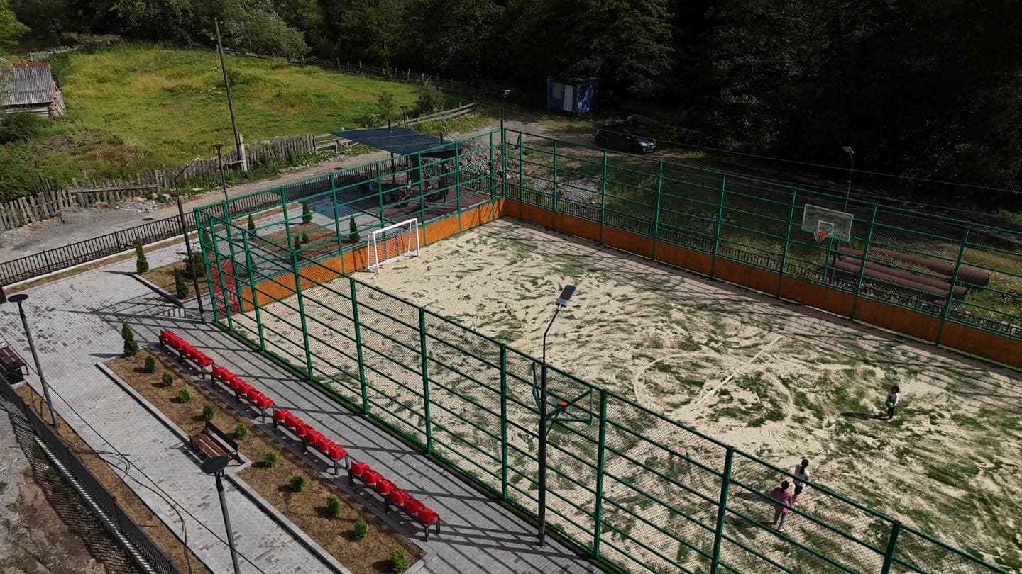 <p style="text-align: justify">საკურორტო სოფელ ტიმოთესუბანში სპორტული მოედნის და დასასვენებელი სივრცის მოწყობა დასრულდა.</p><p style="text-align: justify">ბორჯომის მუნიციპალიტეტის მერიის ინფორმაციით, პროექტის ფარგლებში, თანამედროვე სტანდარტების შესაბამისი სპორტული მოედანი მოეწყო. მოსასვენებელ სივრცეში გამწვანების სამუშაოები განხორციელდა, დამონტაჟდა გარე განათების ლამპიონები და საპარკო სკამები.</p><p style="text-align: justify">სამუშაოები ბორჯომის მუნიციპალიტეტის დაფინანსებით განხორციელდა.</p>