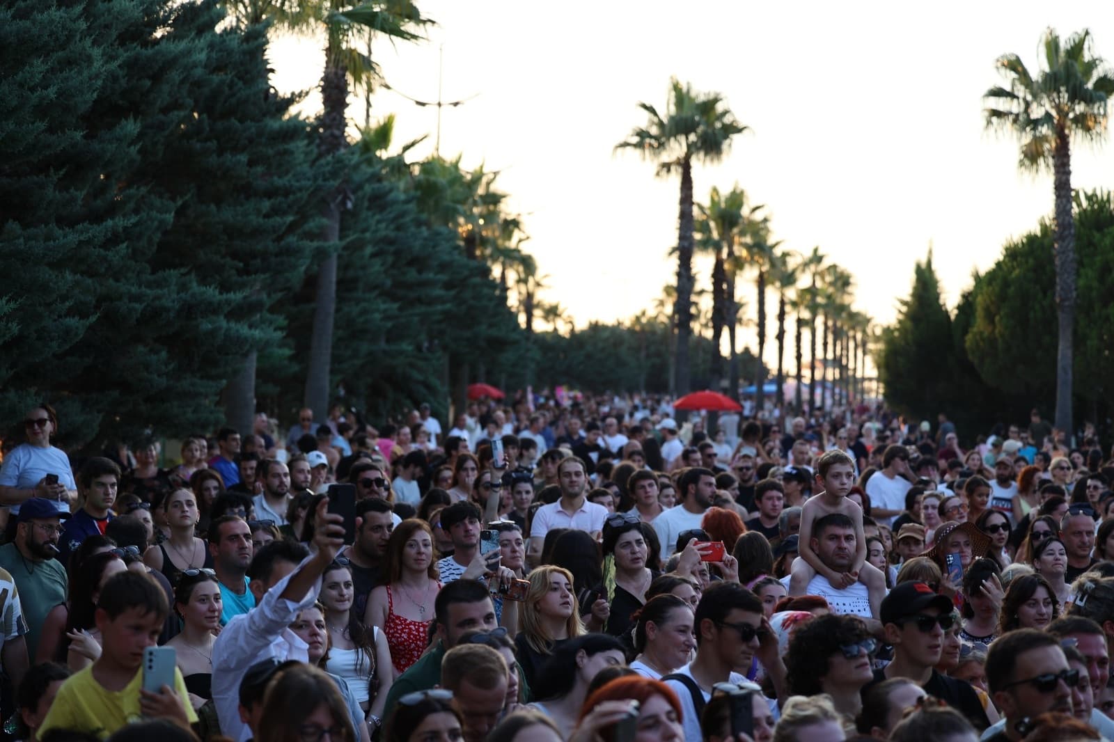 <p style="text-align: justify">"მუსიკალური საღამოების" ფარგლებში, ანაკლიაში ჯგუფი "ურსას“ კონცერტი გაიმართა. კონცერტის დასრულების შემდეგ სცენა DJ OTO-მ დაიკავა. ღონისძიება ზუგდიდის მერიის ორგანიზებით გაიმართა.</p><p style="text-align: justify">სეზონის გახსნასთან დაკავშირებით, ანაკლიაში სხვადასხვა სპორტული ღონისძიებები ჩატარდა.</p><p style="text-align: justify">დღეს, 19 ივლისს, ანაკლიაში "მუსიკალური საღამოები” ელენე ფოჩხუასა და ბენდის კონცერტით გაგრძელდება. კონცერტში ასევე, მონაწილეობენ სოფო პაპუაშვილი და მირზა მოდებაძე. ღონისძიება, შპს ,,Anaklia-Ganmukhuri Resorts”-ის და სამეგრელოს დანიშნულების ადგილის მართვის ორგანიზაციის (DMO) მხარდაჭერით გაიმართება.</p><p style="text-align: justify">ანაკლიაში "მუსიკალური საღამოები" 16 ივლისს "ქუჩის ბიჭების", მარიკა თხელიძის და ნინი ქარსილაძის მონაწილეობით დაიწყო, რომელიც კულტურის სამინისტროს ორგანიზებით ჩატარდა.</p>